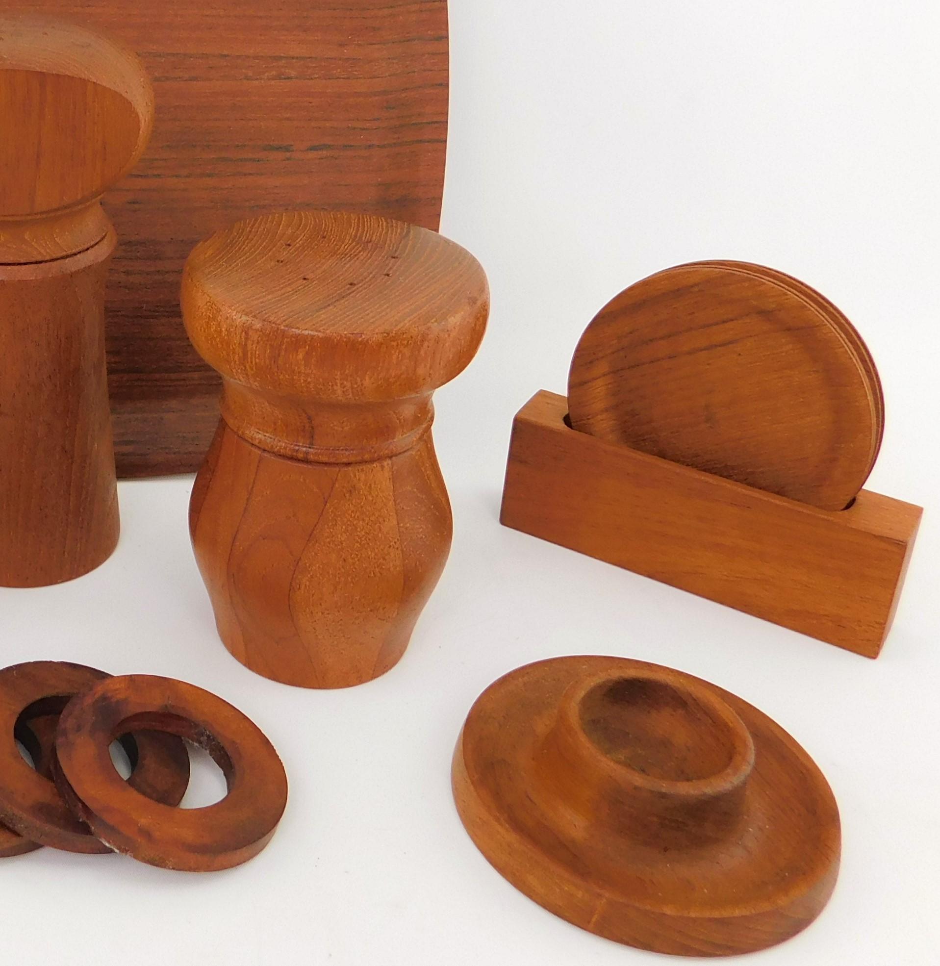 Dänisches Sechzehnteiliges Set aus Teakholz mit drei Pfeffermühlen, Mid-Century Modern im Angebot 1