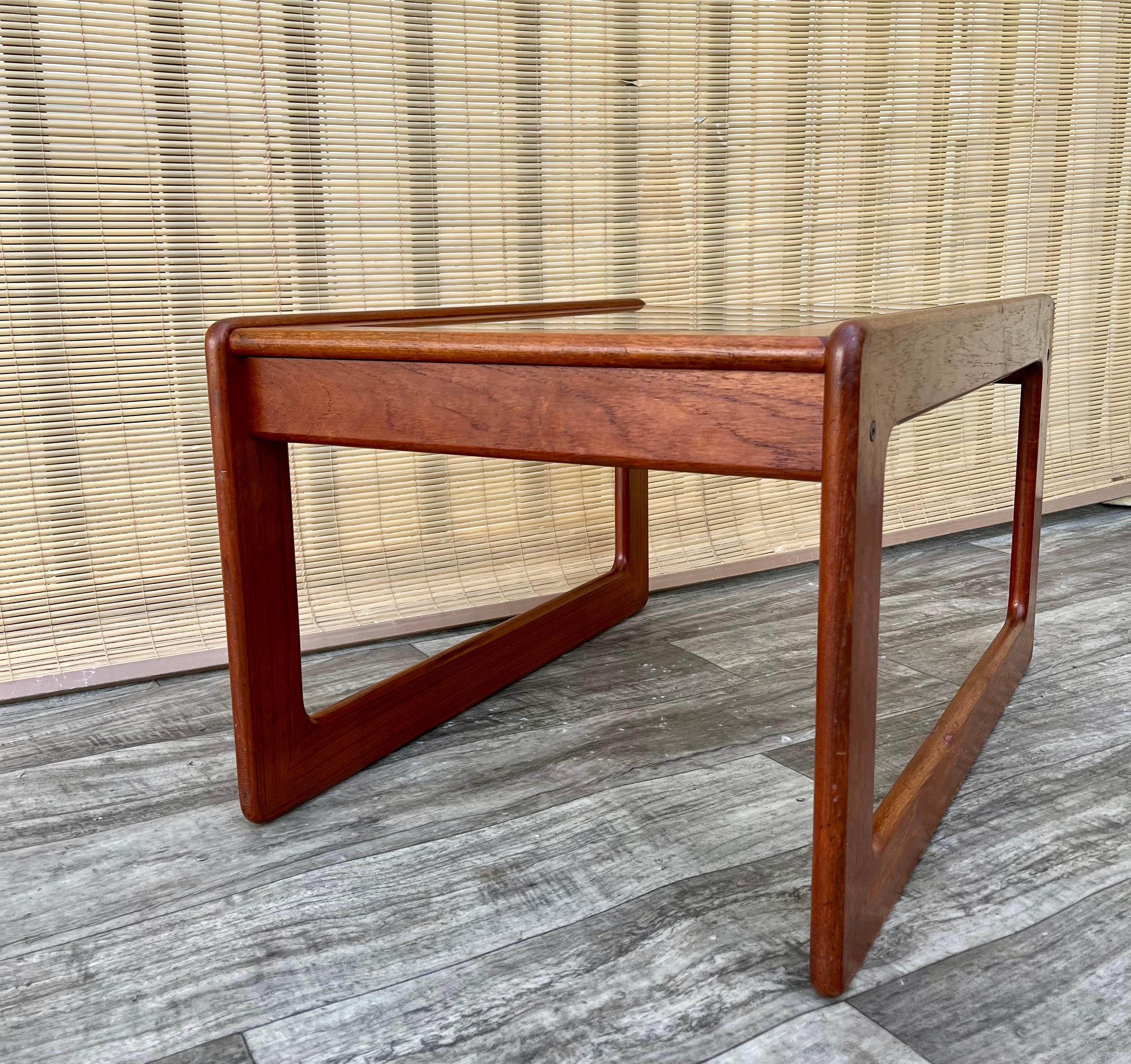 Dänischer Mid-Century-Modern-Beistelltisch aus Teakholz von Komfort Dänemark, ca. 1960er Jahre. im Angebot 6