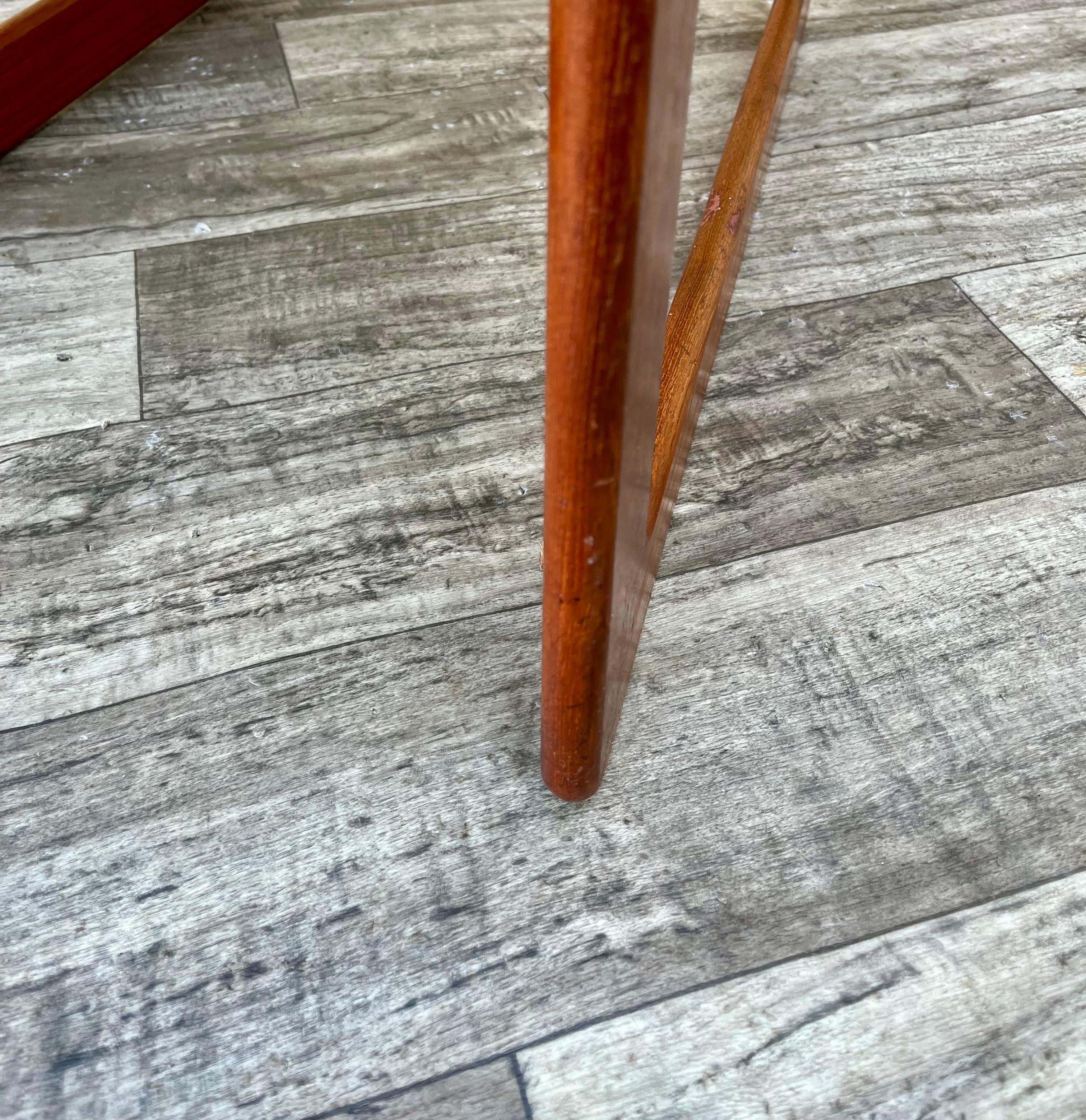 Dänischer Mid-Century-Modern-Beistelltisch aus Teakholz von Komfort Dänemark, ca. 1960er Jahre. im Angebot 9