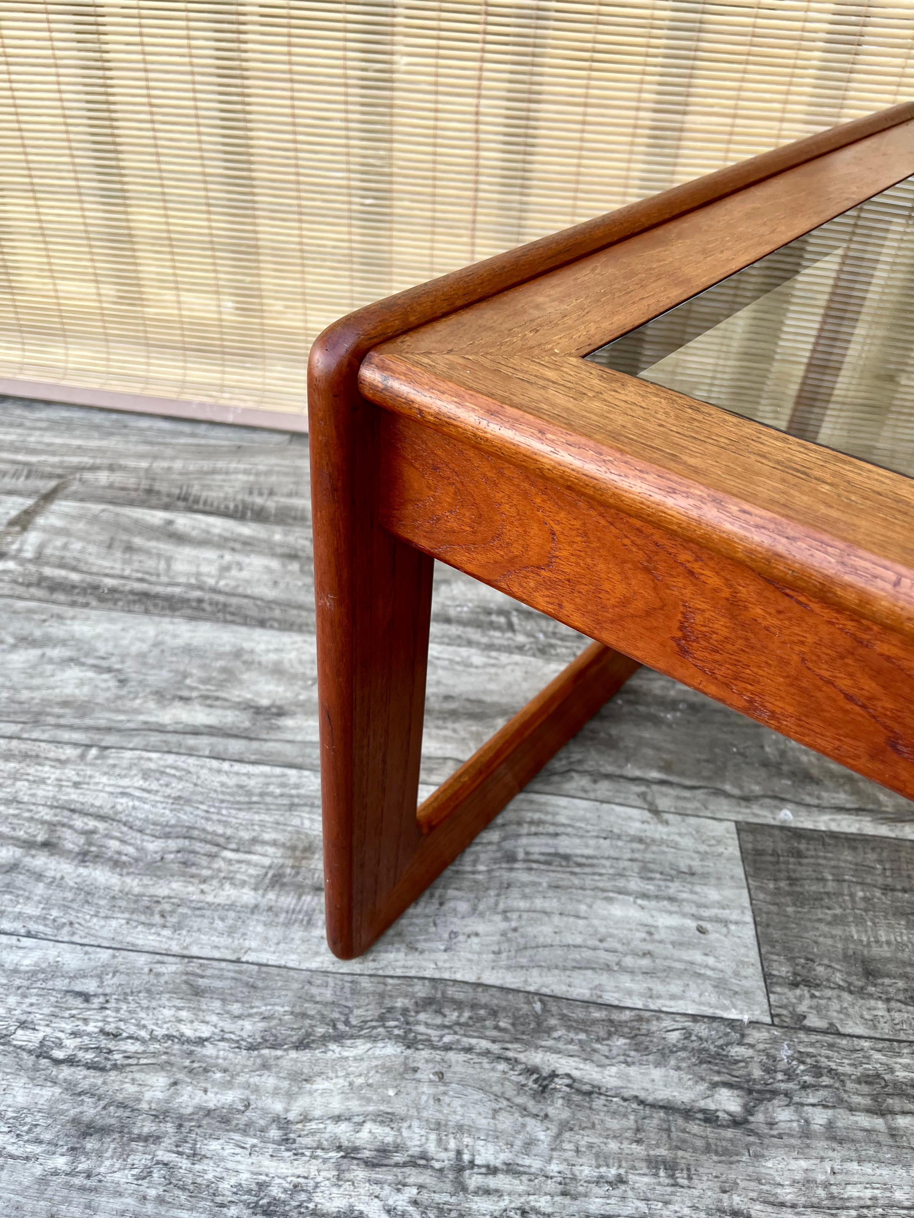Dänischer Mid-Century-Modern-Beistelltisch aus Teakholz von Komfort Dänemark, ca. 1960er Jahre. im Angebot 11