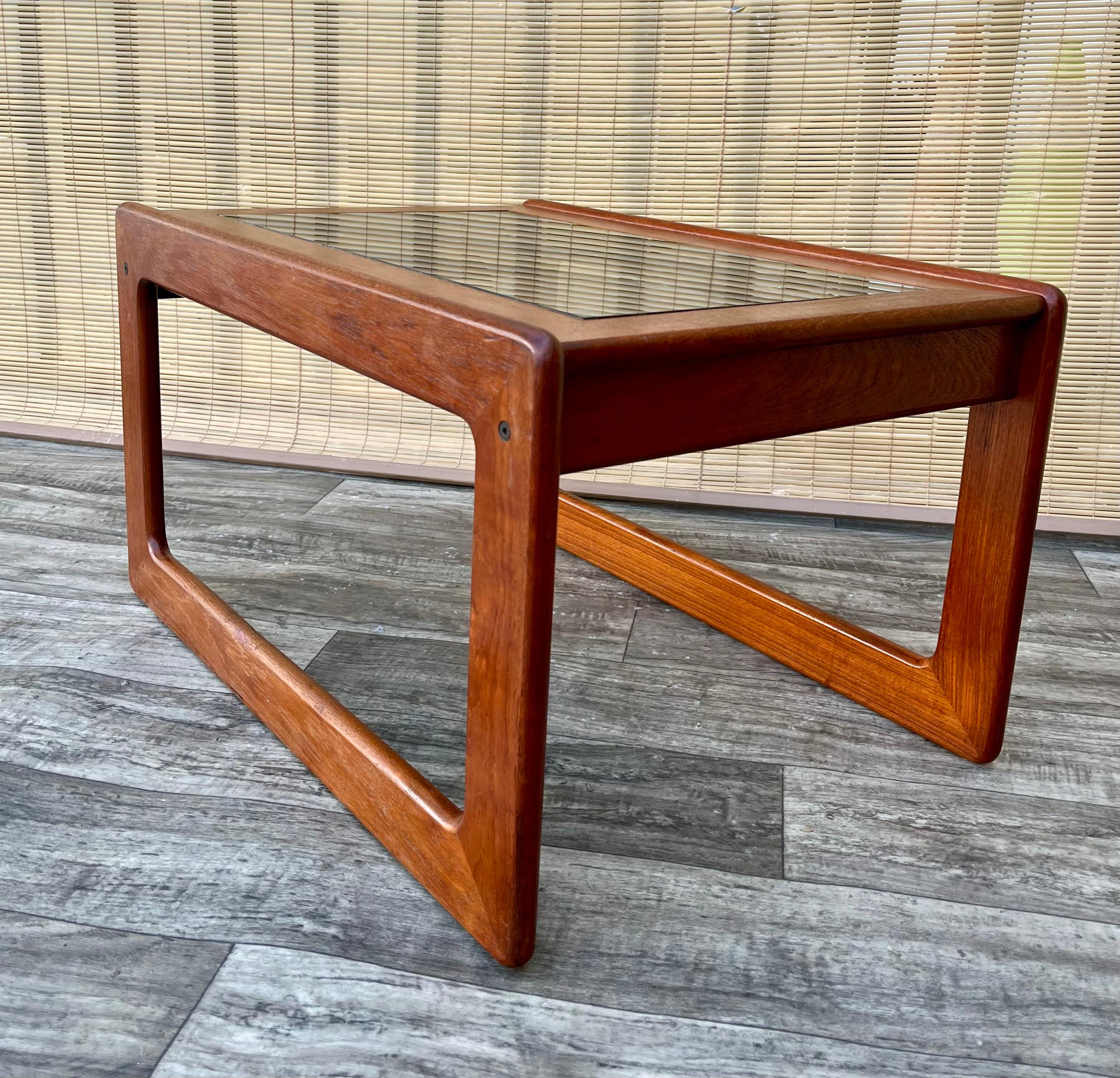Vintage Danish Mid Century Modern Teak Beistelltisch von Komfort Mobel Fabrik Dänemark. Circa 1960er Jahre
Er zeichnet sich durch ein modernes, minimalistisches skandinavisches Design aus der Mitte des Jahrhunderts, einen Massivholzrahmen mit einer