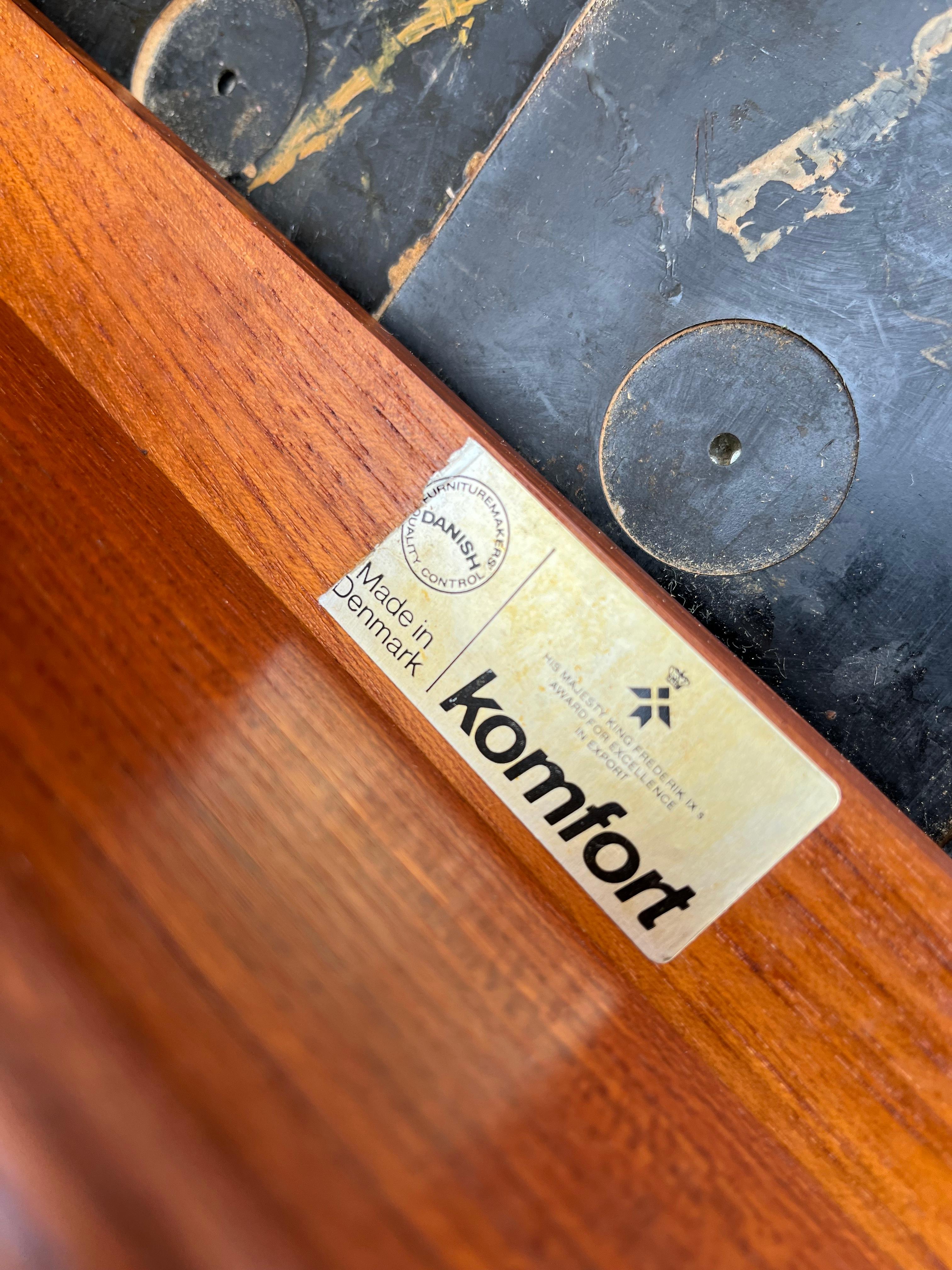 Dänischer Mid-Century-Modern-Beistelltisch aus Teakholz von Komfort Dänemark, ca. 1960er Jahre. im Angebot 14