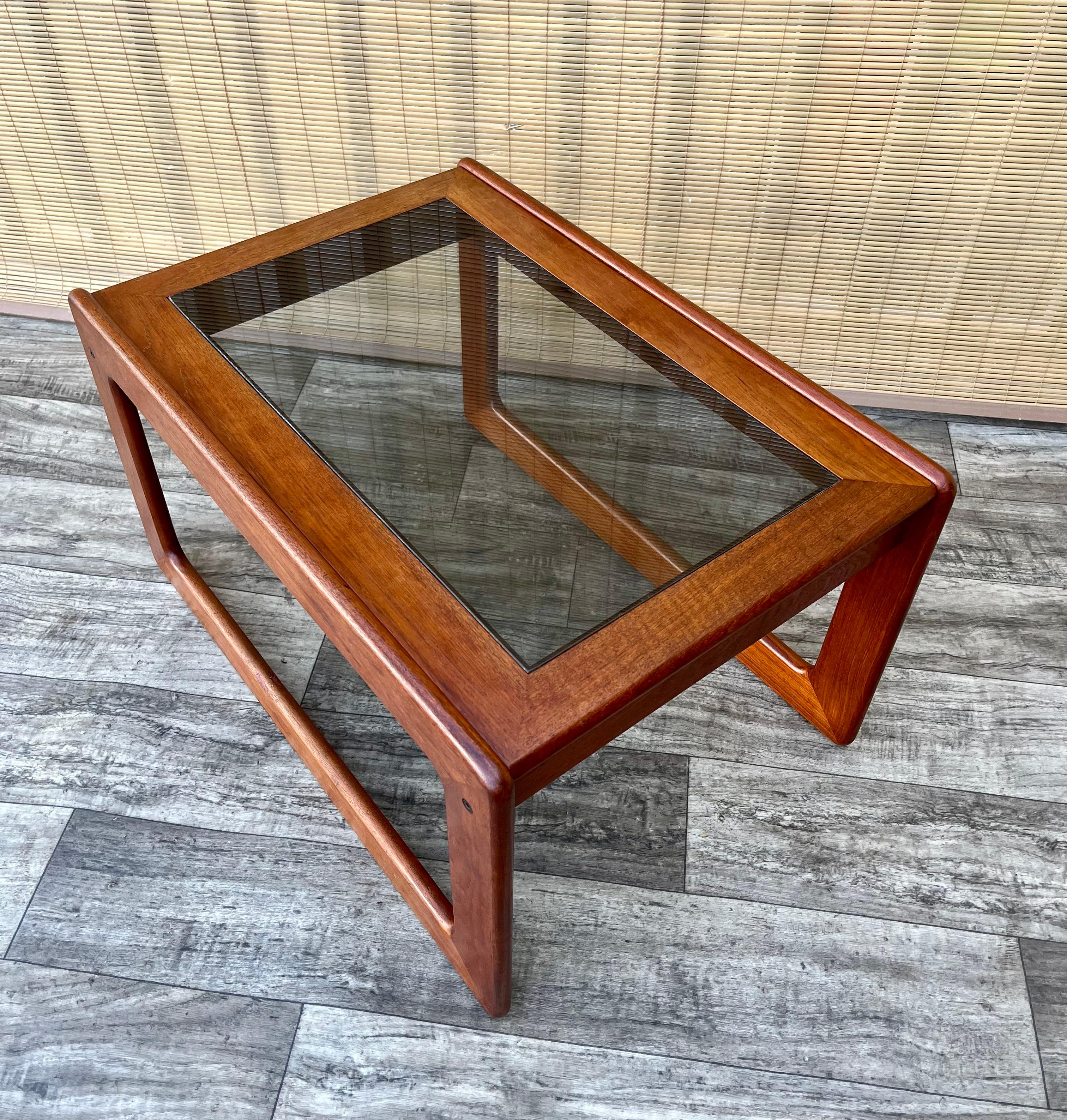 Dänischer Mid-Century-Modern-Beistelltisch aus Teakholz von Komfort Dänemark, ca. 1960er Jahre. (Skandinavische Moderne) im Angebot