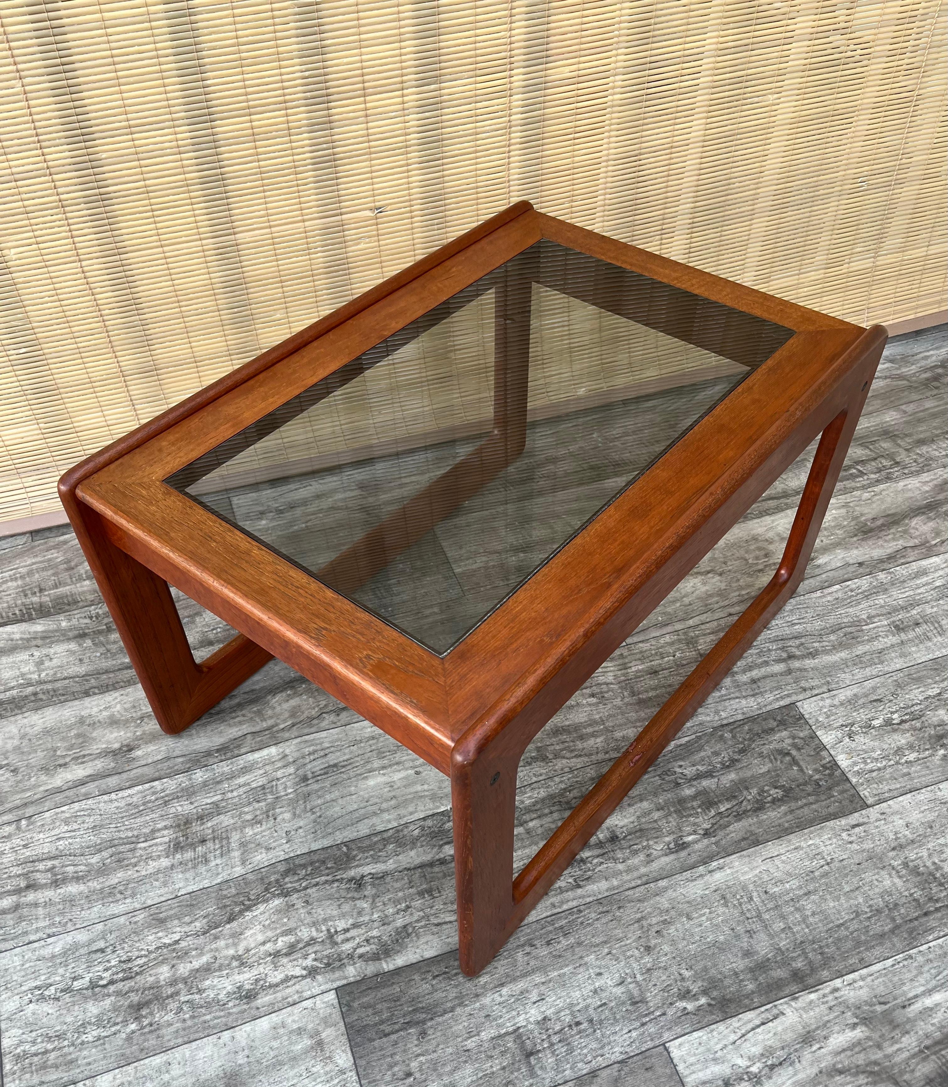 Dänischer Mid-Century-Modern-Beistelltisch aus Teakholz von Komfort Dänemark, ca. 1960er Jahre. im Zustand „Gut“ im Angebot in Miami, FL
