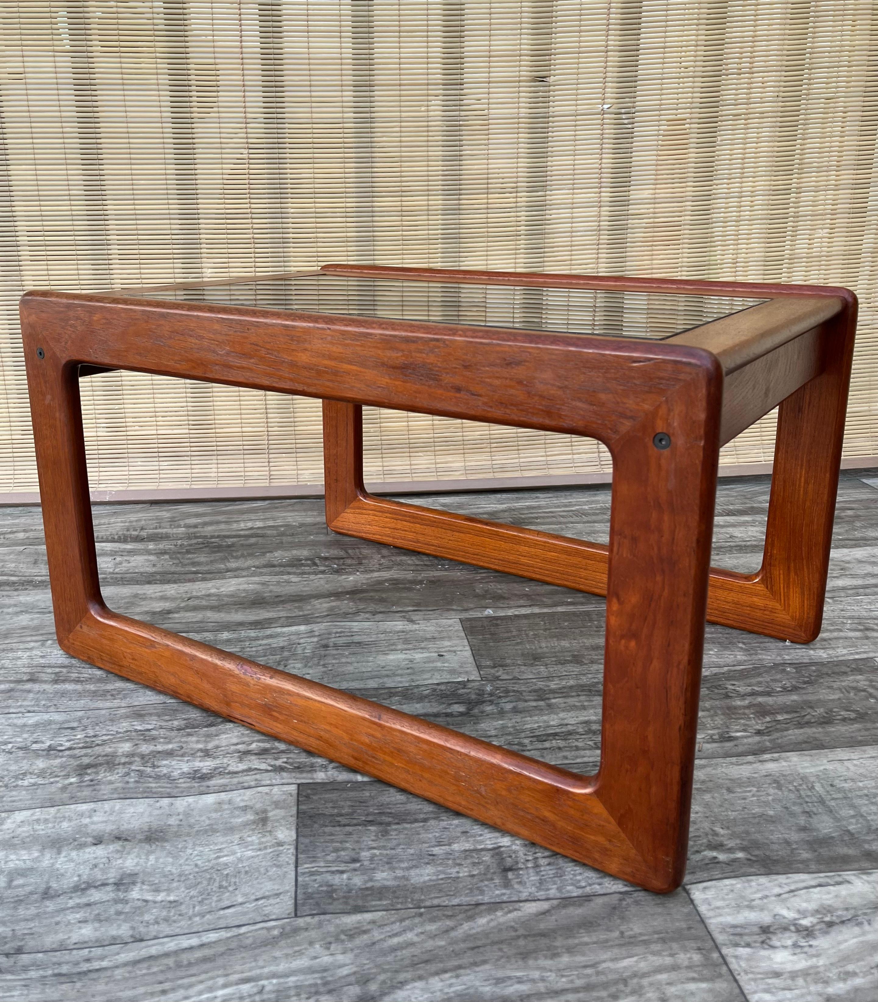 Dänischer Mid-Century-Modern-Beistelltisch aus Teakholz von Komfort Dänemark, ca. 1960er Jahre. (Glas) im Angebot