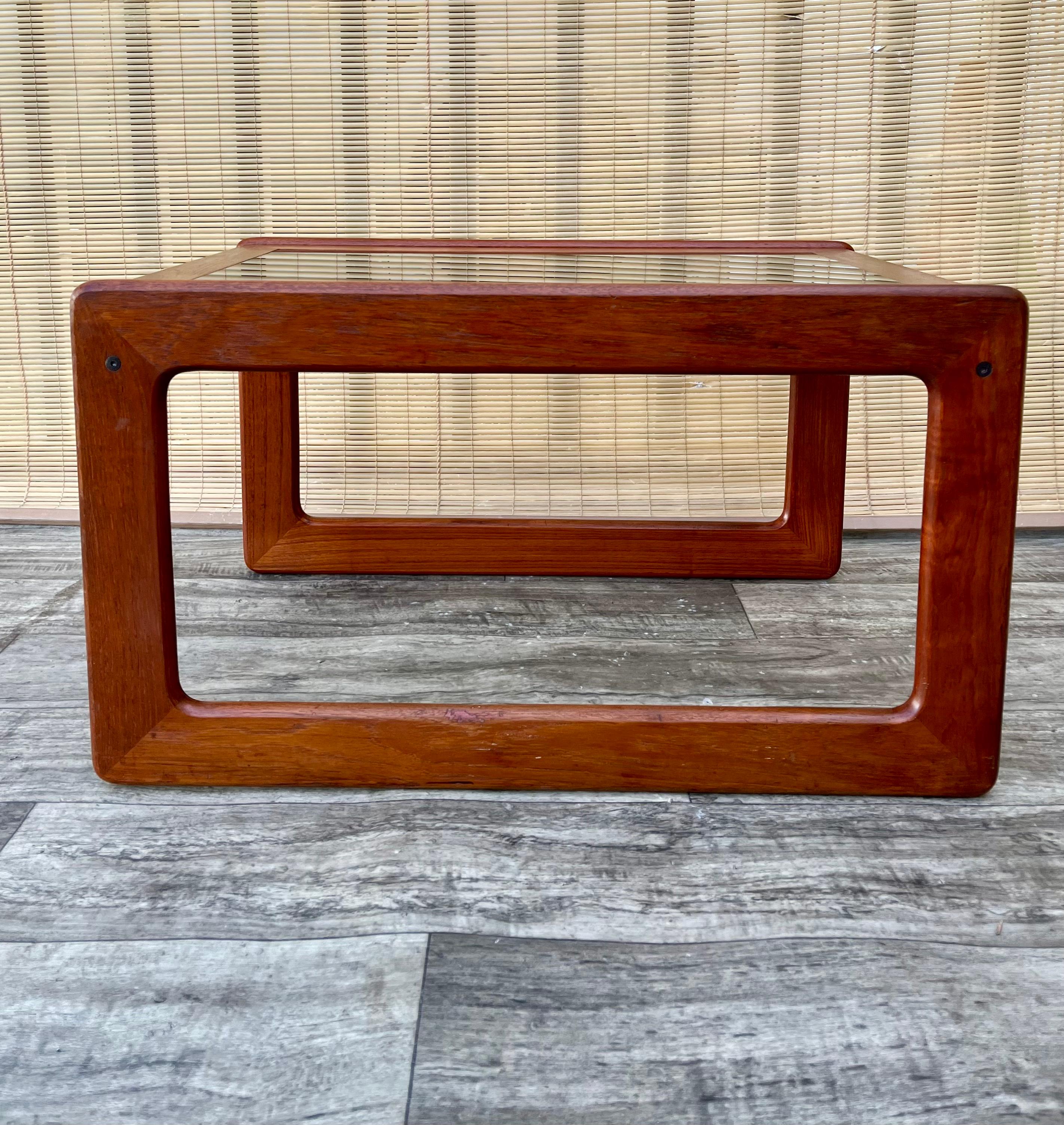 Dänischer Mid-Century-Modern-Beistelltisch aus Teakholz von Komfort Dänemark, ca. 1960er Jahre. im Angebot 1