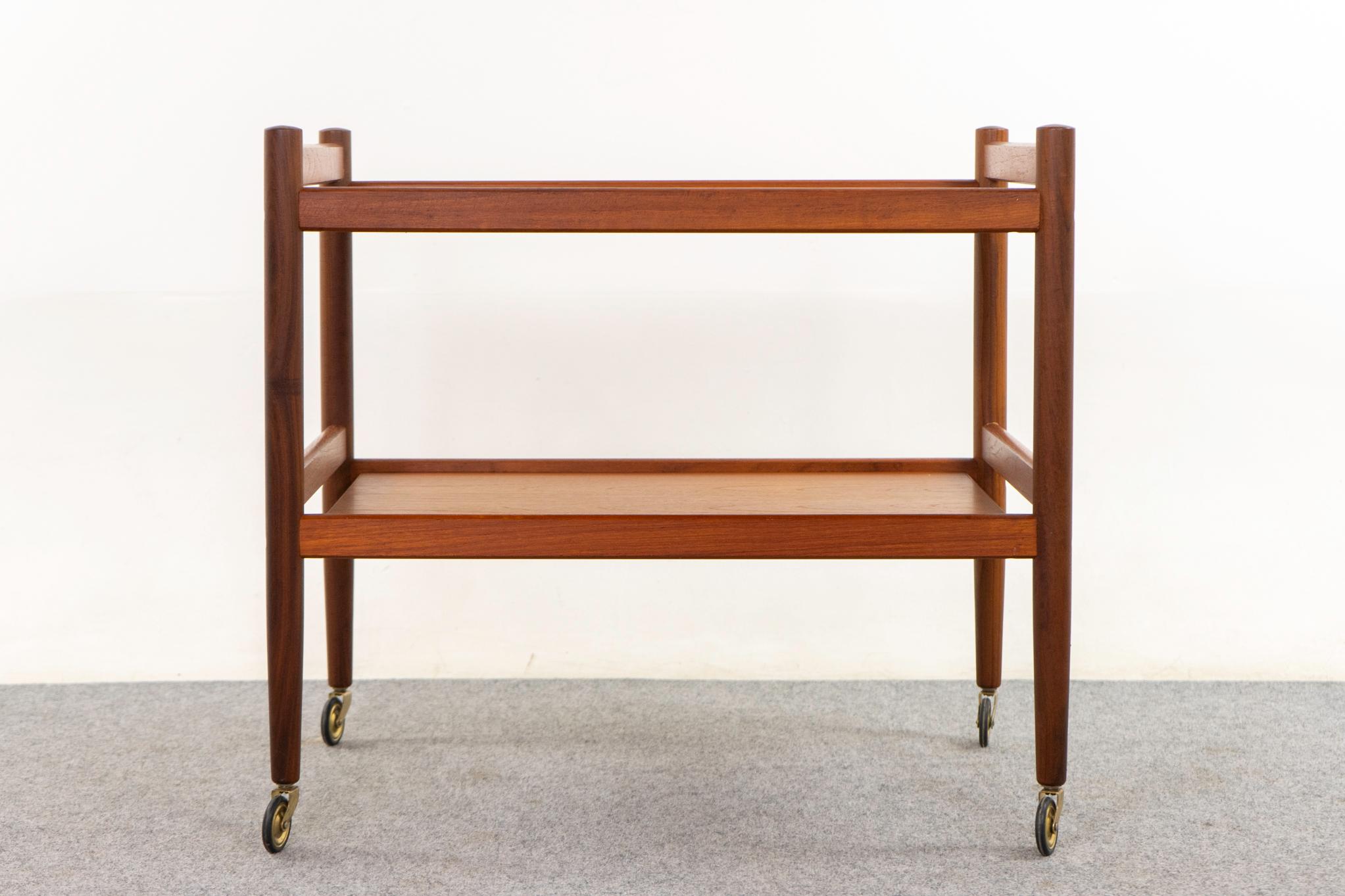 Dänischer Barwagen aus Teakholz, ca. 1960er Jahre. Wunderschönes, reich getöntes Furnier und schlichte, zeitlose Linien. Originelle, leichtgängige, elegante Rollen und praktische Ablage. 