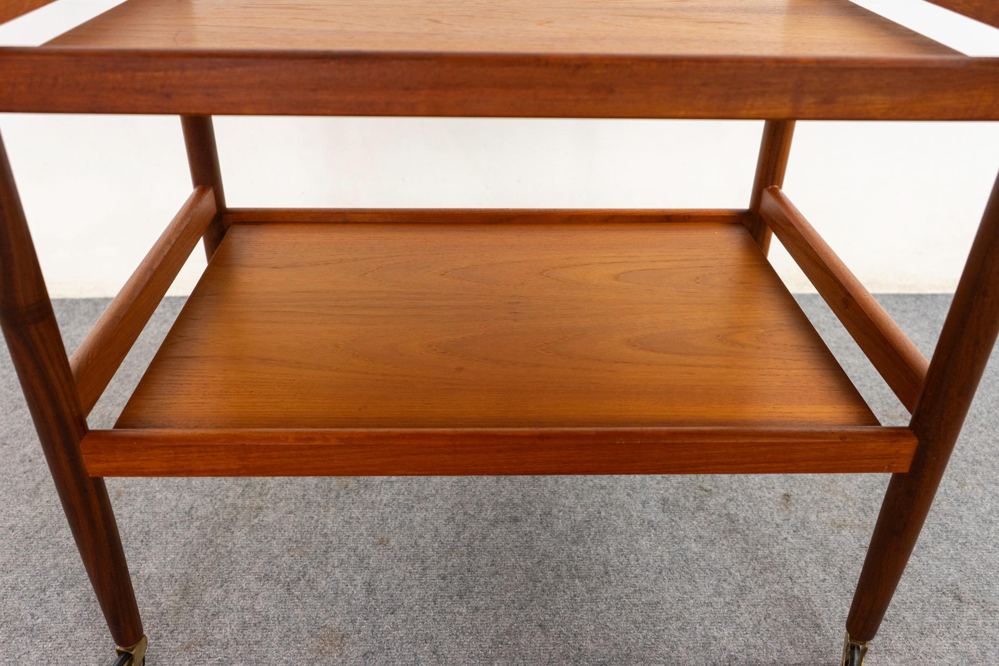 Dänischer Mid-Century Modern-Beistelltischwagen aus Teakholz 1