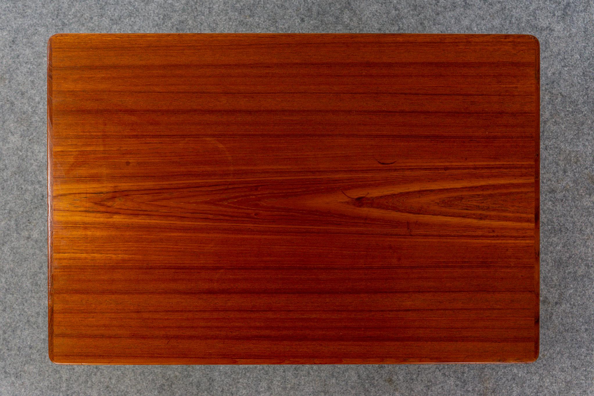 Danish Mid-Century Modern Teak Side Table In Good Condition For Sale In VANCOUVER, CA