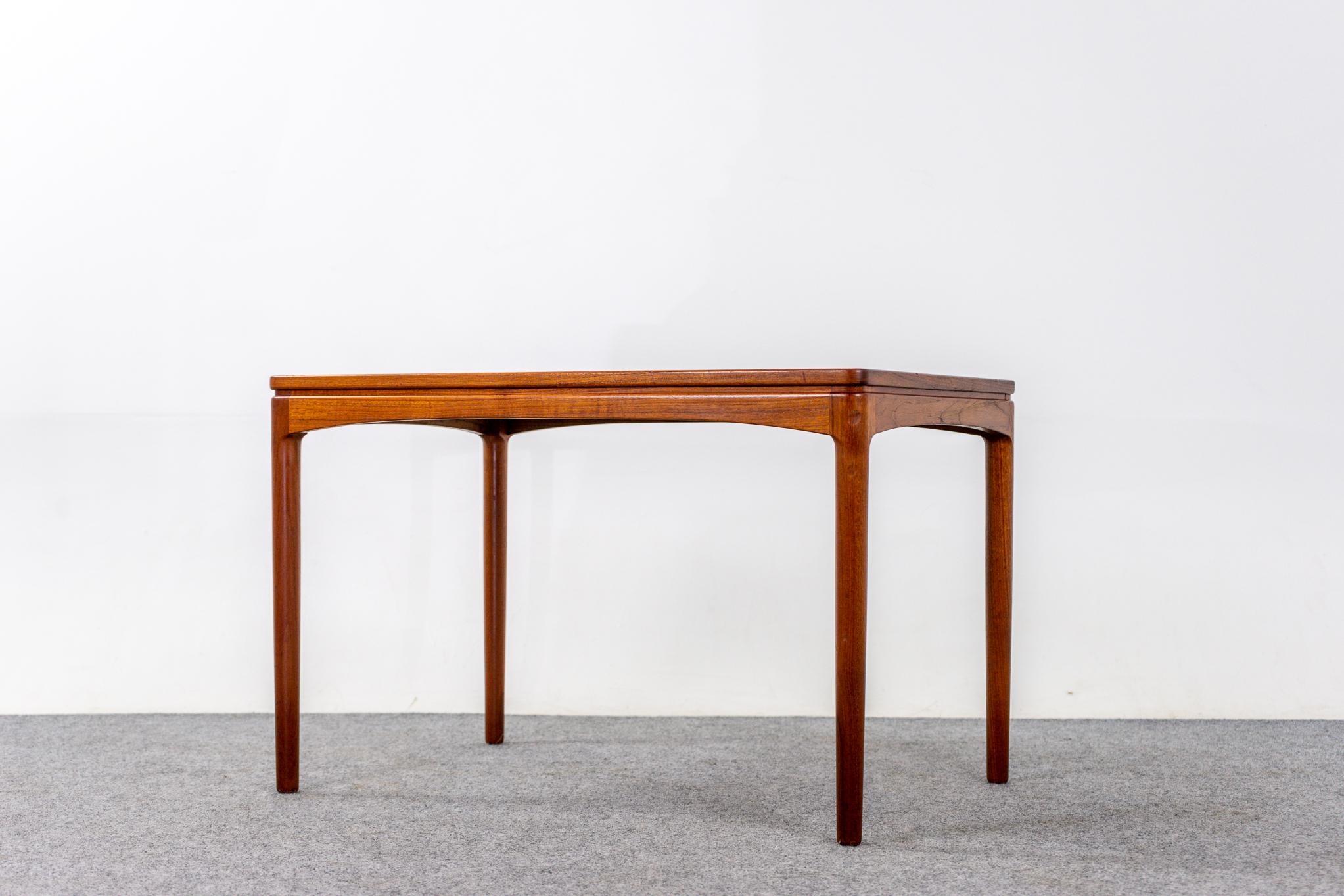 Table d'appoint danoise en teck de style mi-siècle moderne Bon état - En vente à VANCOUVER, CA
