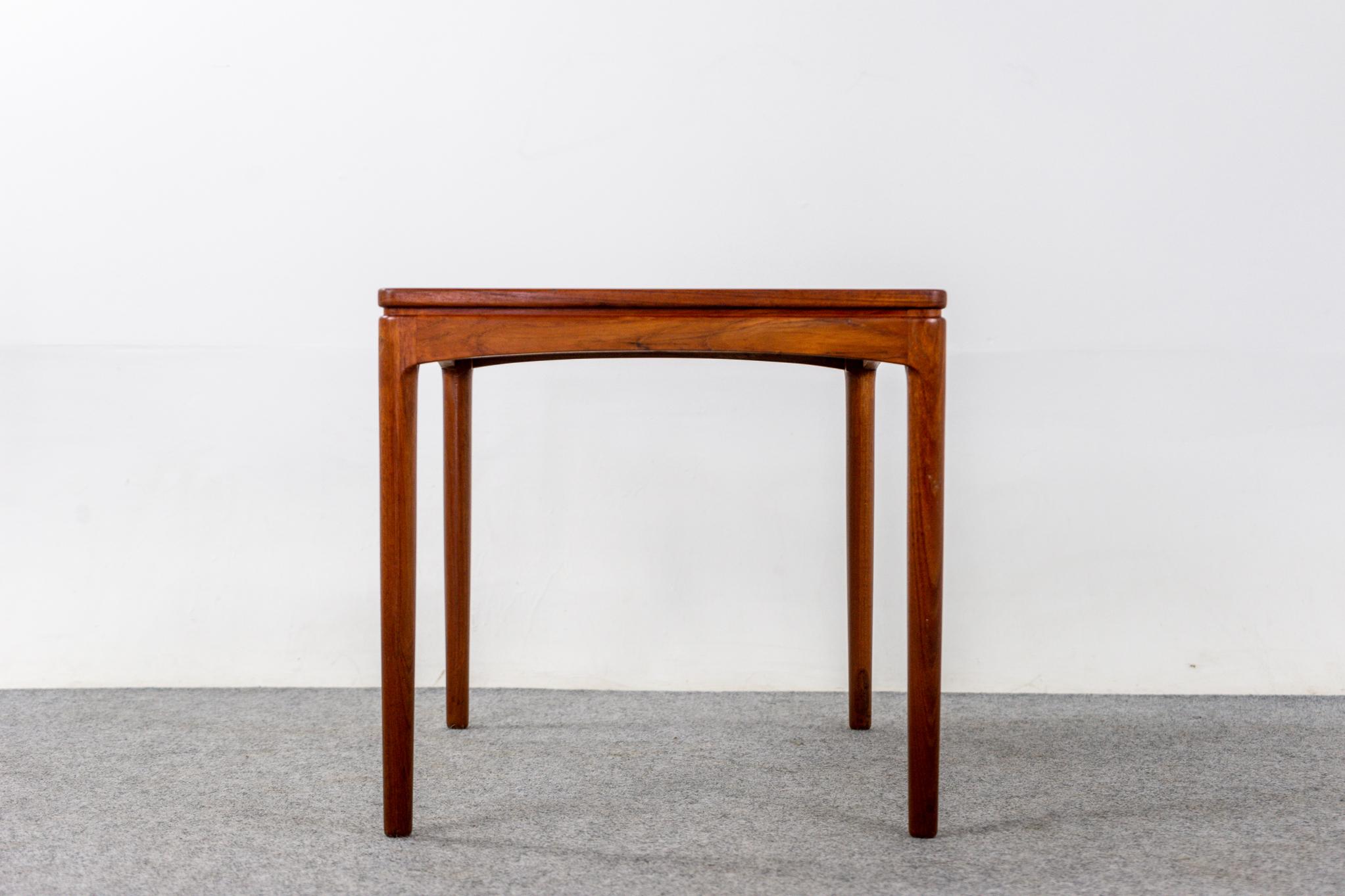 Teck Table d'appoint danoise en teck de style mi-siècle moderne en vente