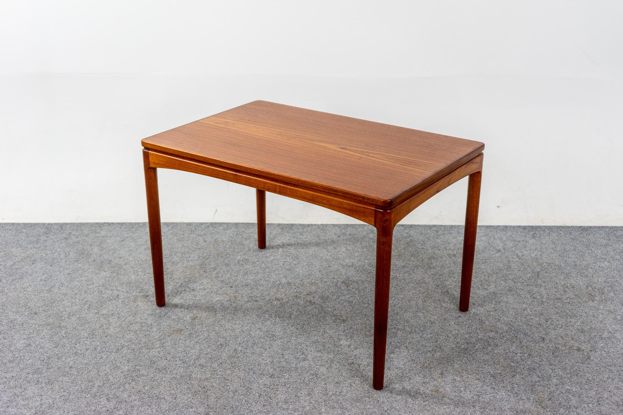 Table d'appoint danoise en teck de style mi-siècle moderne en vente 1