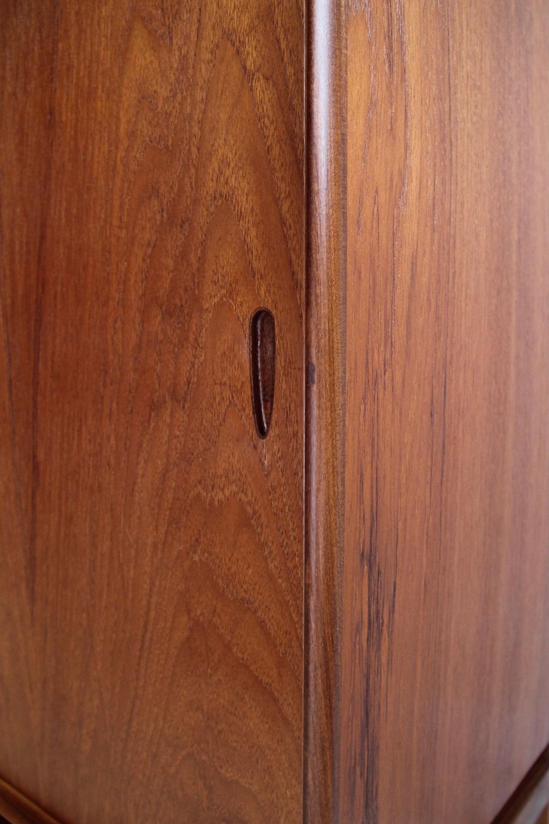 Danish Mid-Century Modern Teak Sideboard Credenza with Sliding Doors In Good Condition In West Hartford, CT