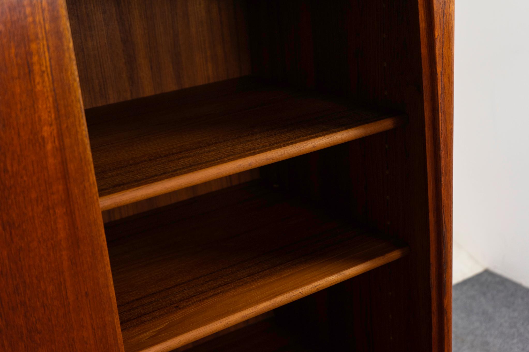 Veneer Danish Mid-Century Modern Teak Sideboard For Sale