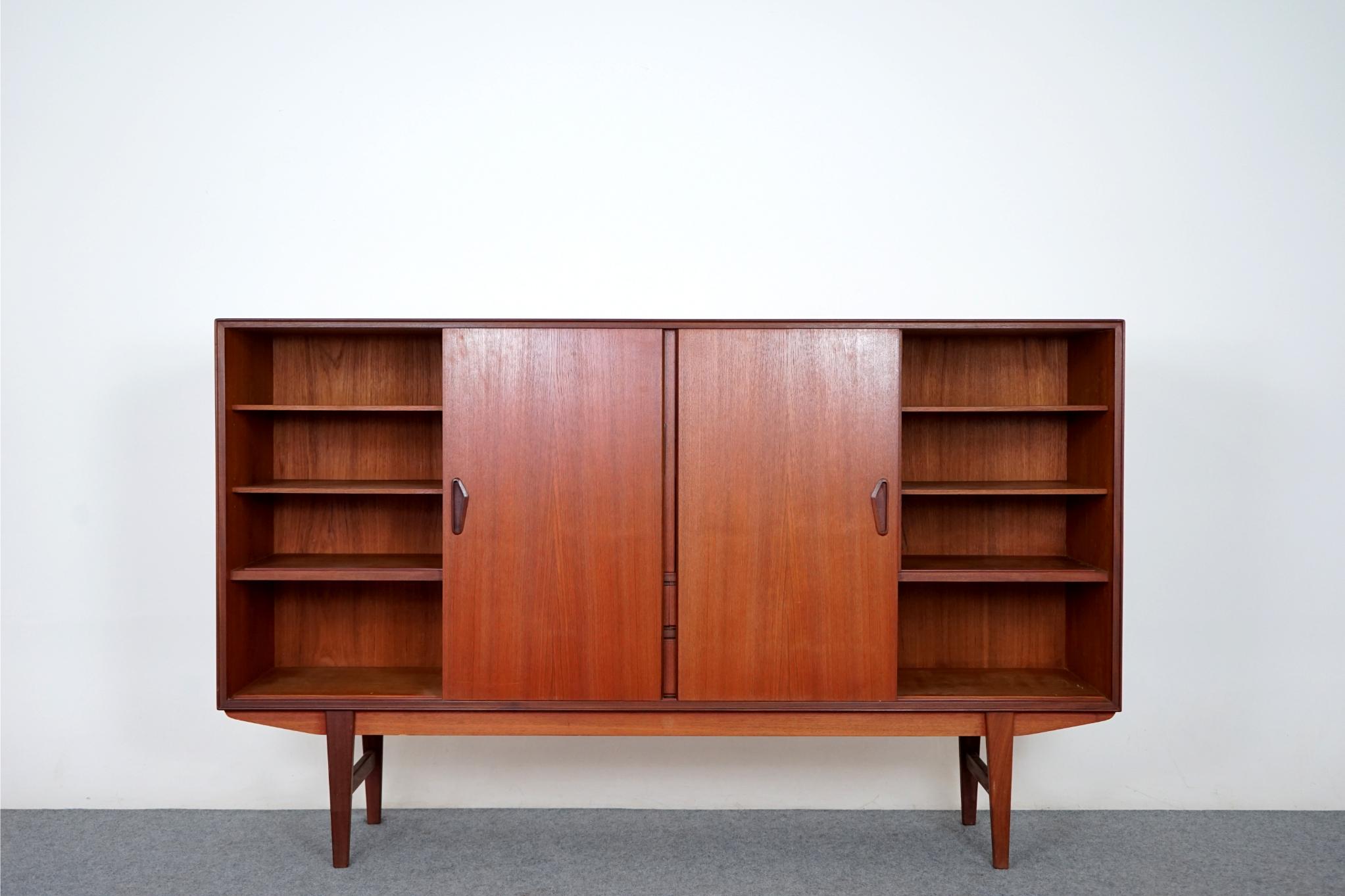 Danish Mid-Century Modern Teak Sideboard with Bar In Good Condition For Sale In VANCOUVER, CA