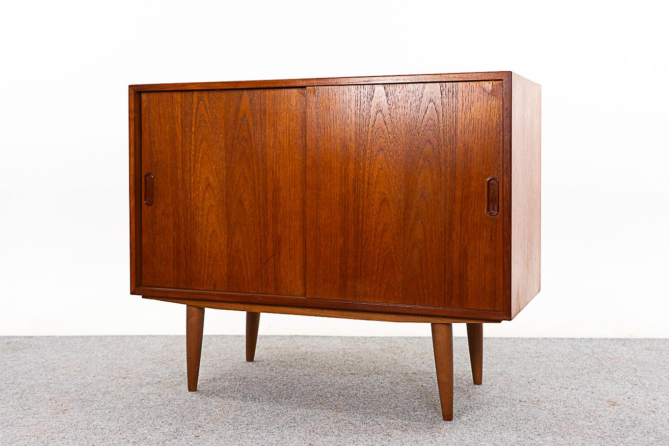 Dänischer Mid-Century Modern Teak Schiebetürenschrank 4