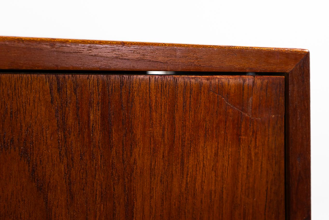 Dänischer Mid-Century Modern Teak Schiebetürenschrank (Skandinavische Moderne)