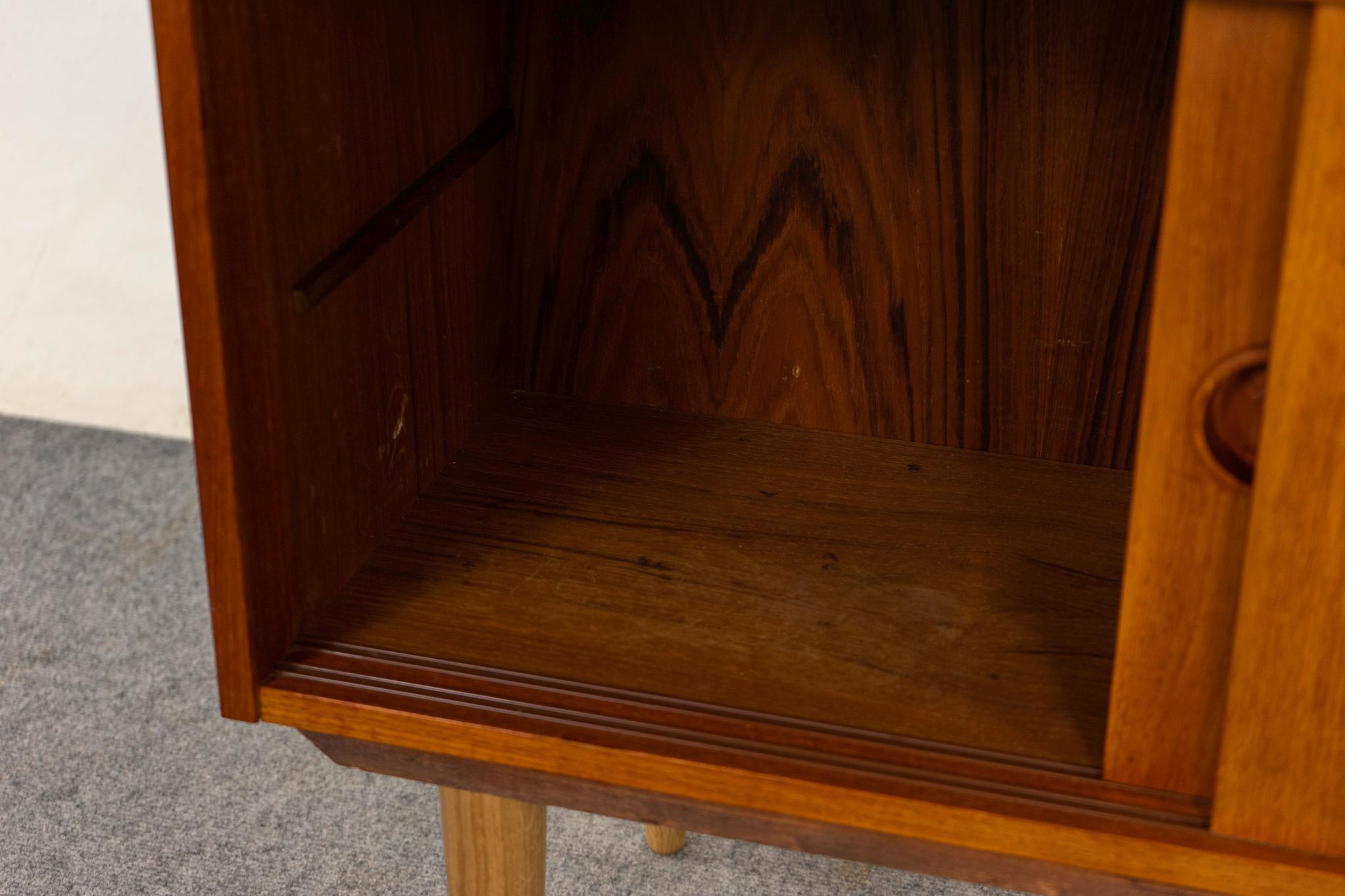 Scandinave moderne Armoire danoise à portes coulissantes en teck moderne du milieu du siècle en vente