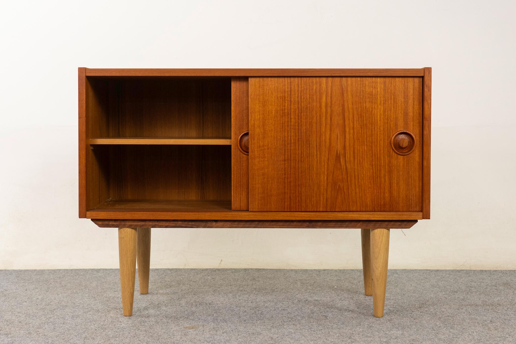 Scandinave moderne Armoire danoise à portes coulissantes en teck moderne du milieu du siècle en vente