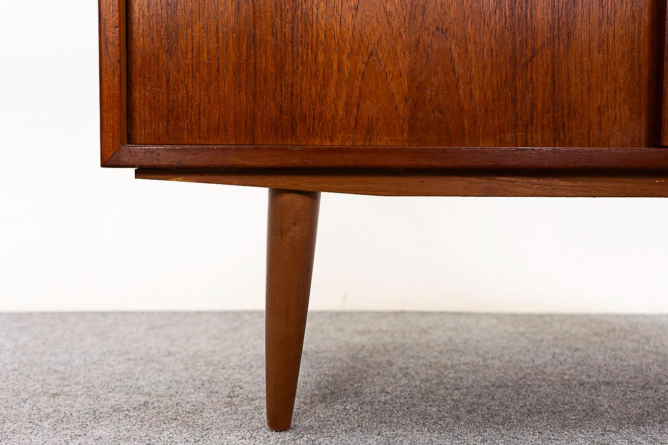 Dänischer Mid-Century Modern Teak Schiebetürenschrank (Furnier)