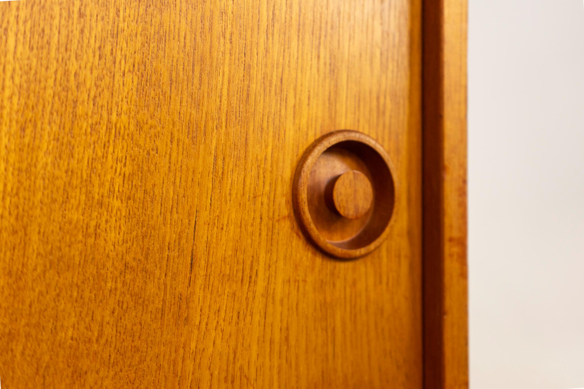 Danois Armoire danoise à portes coulissantes en teck moderne du milieu du siècle en vente