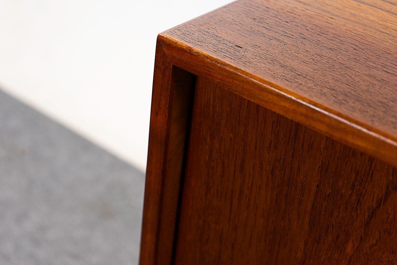 Dänischer Mid-Century Modern Teak Schiebetürenschrank im Zustand „Gut“ in VANCOUVER, CA