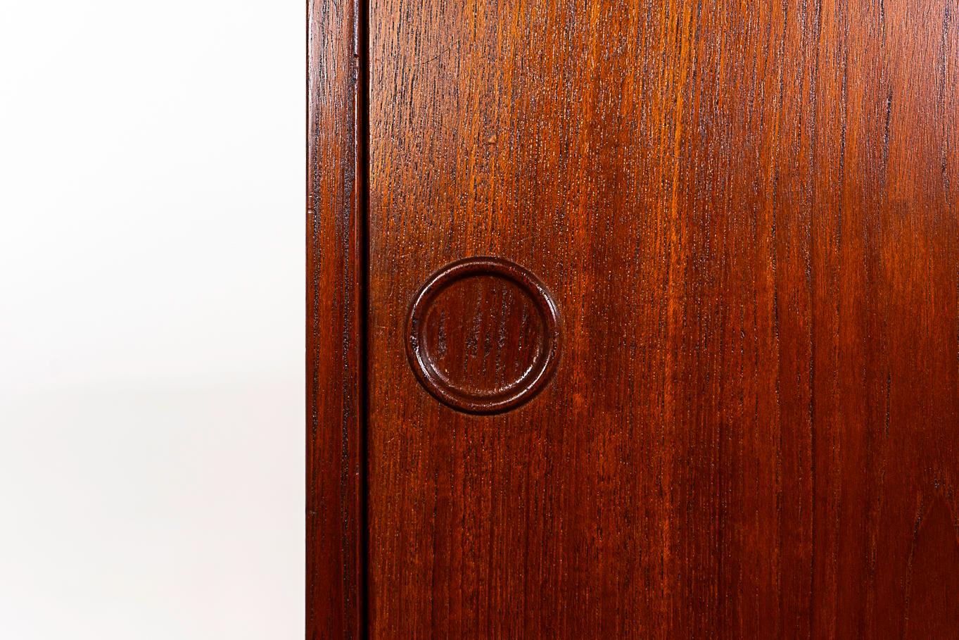 Armoire danoise à portes coulissantes en teck moderne du milieu du siècle Bon état - En vente à VANCOUVER, CA