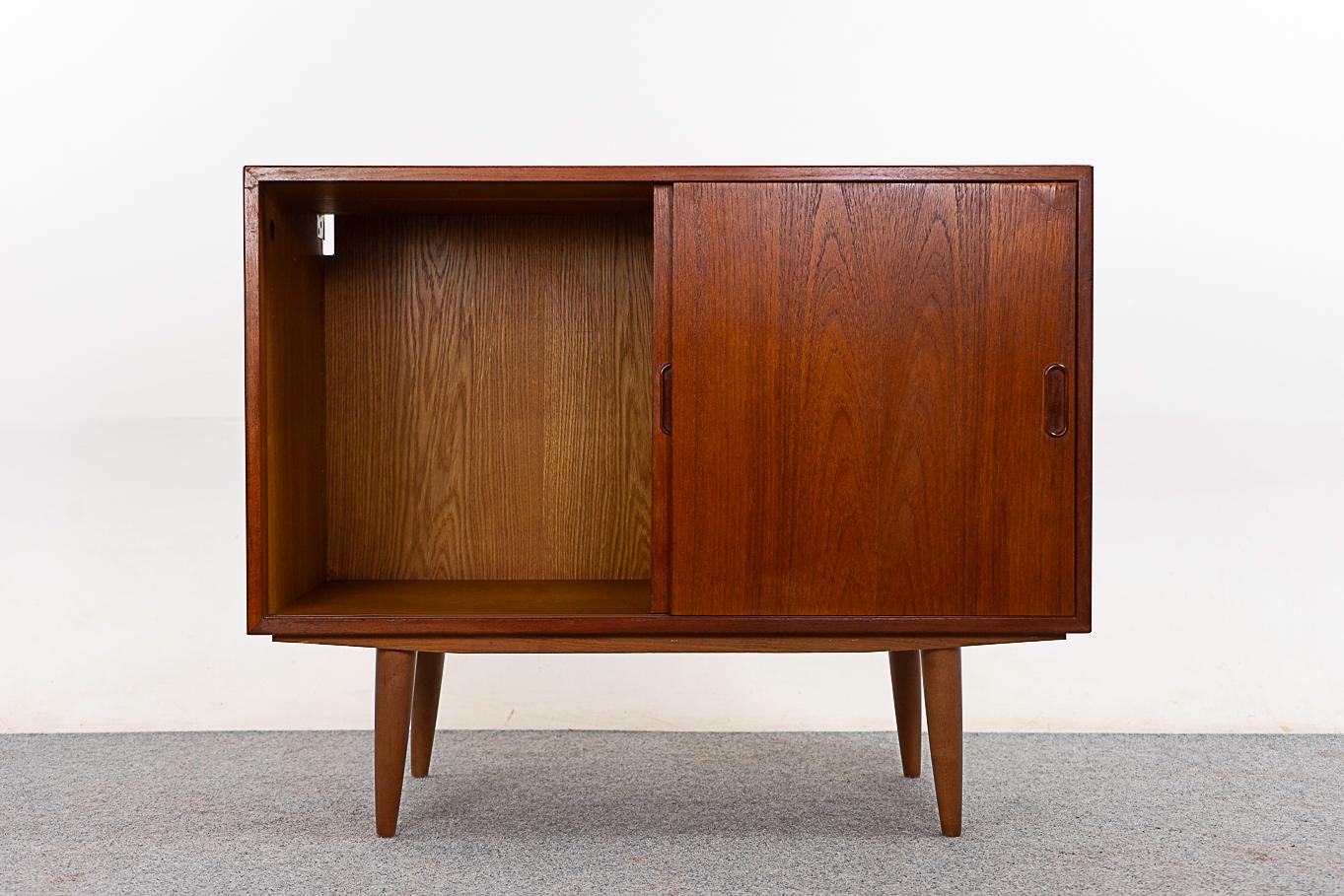 Dänischer Mid-Century Modern Teak Schiebetürenschrank (Mitte des 20. Jahrhunderts)