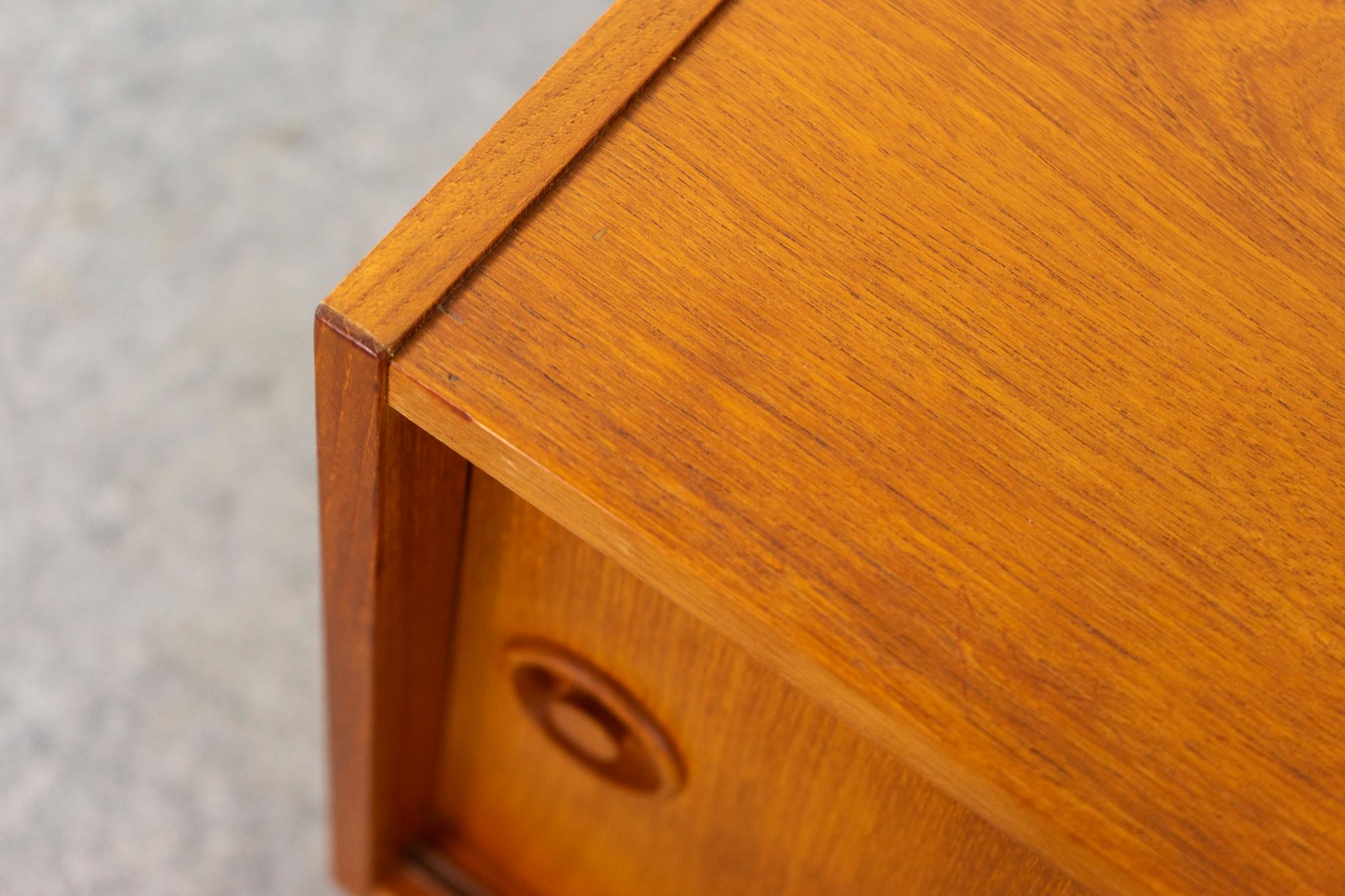 Armoire danoise à portes coulissantes en teck moderne du milieu du siècle Bon état - En vente à VANCOUVER, CA