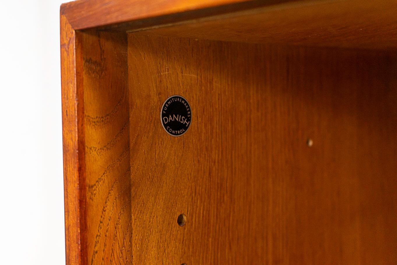 Dänischer Mid-Century Modern Teak Schiebetürenschrank (Teakholz)
