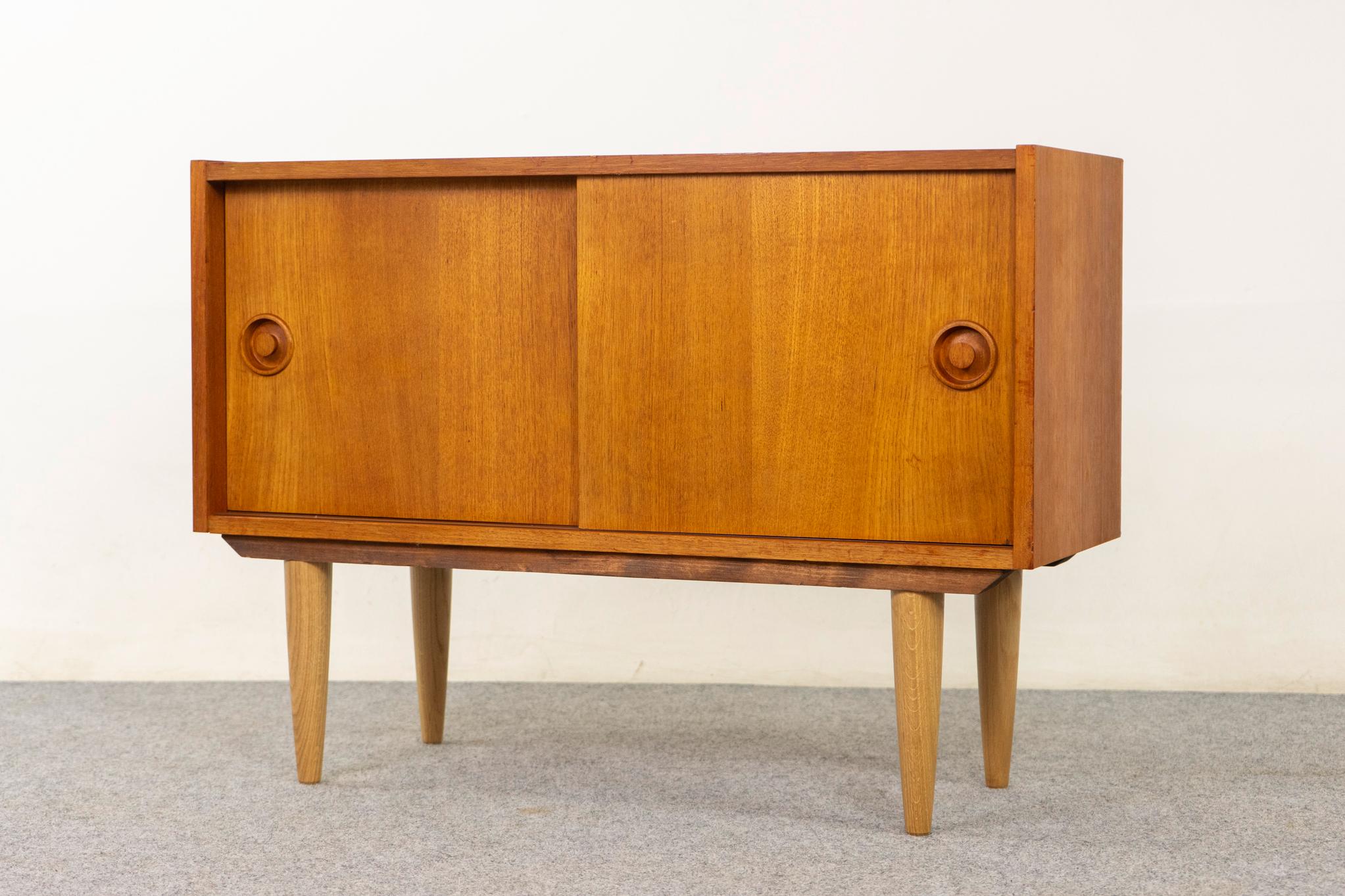 Milieu du XXe siècle Armoire danoise à portes coulissantes en teck moderne du milieu du siècle en vente