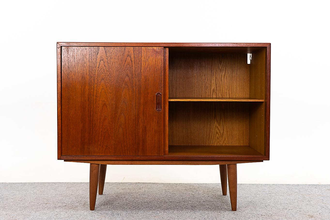 Dänischer Mid-Century Modern Teak Schiebetürenschrank 1