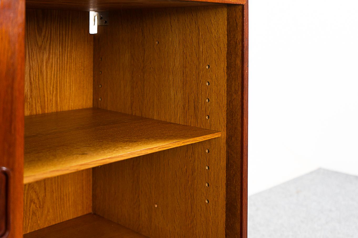 Dänischer Mid-Century Modern Teak Schiebetürenschrank 2