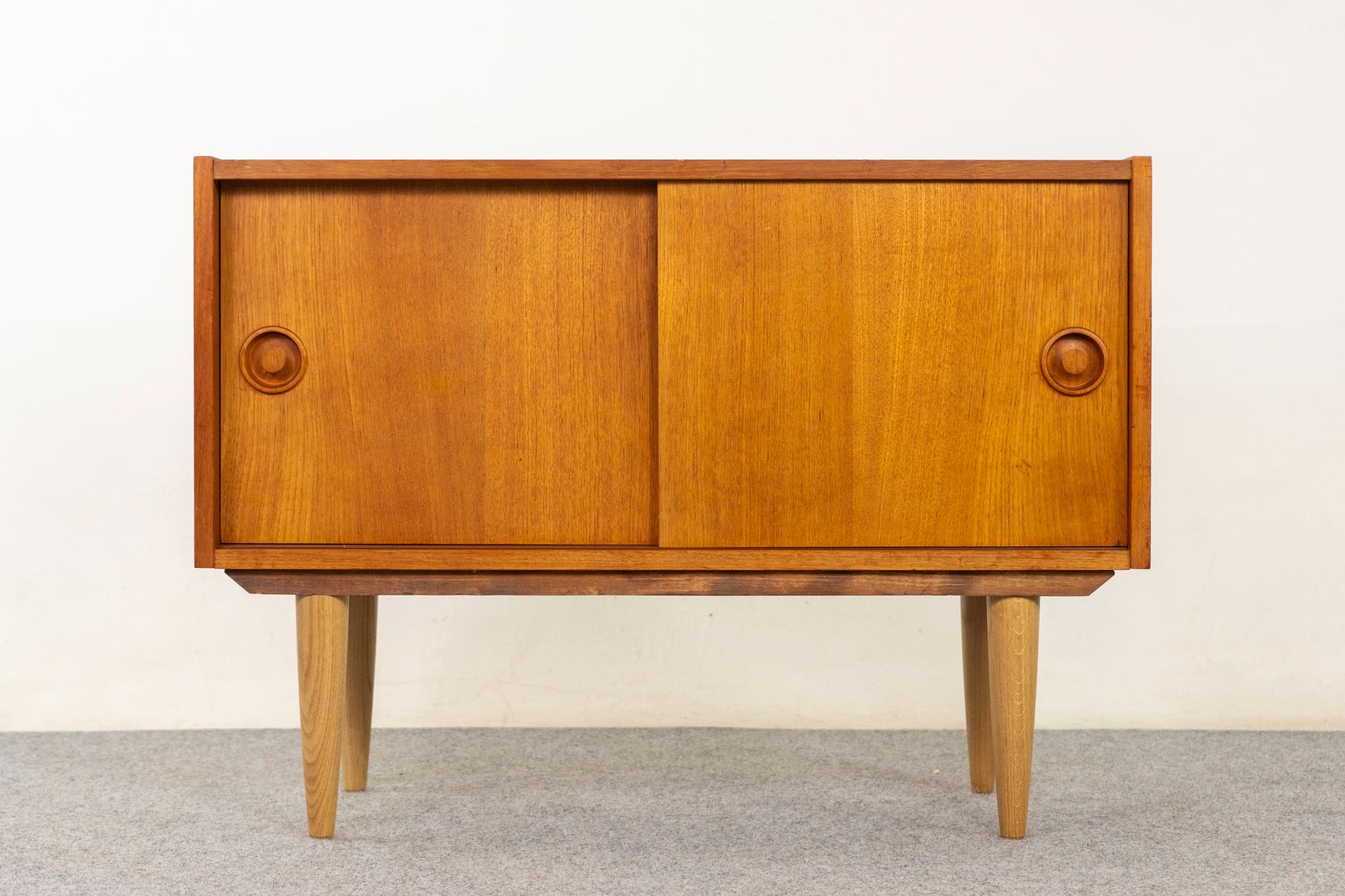 Armoire danoise à portes coulissantes en teck moderne du milieu du siècle en vente 1
