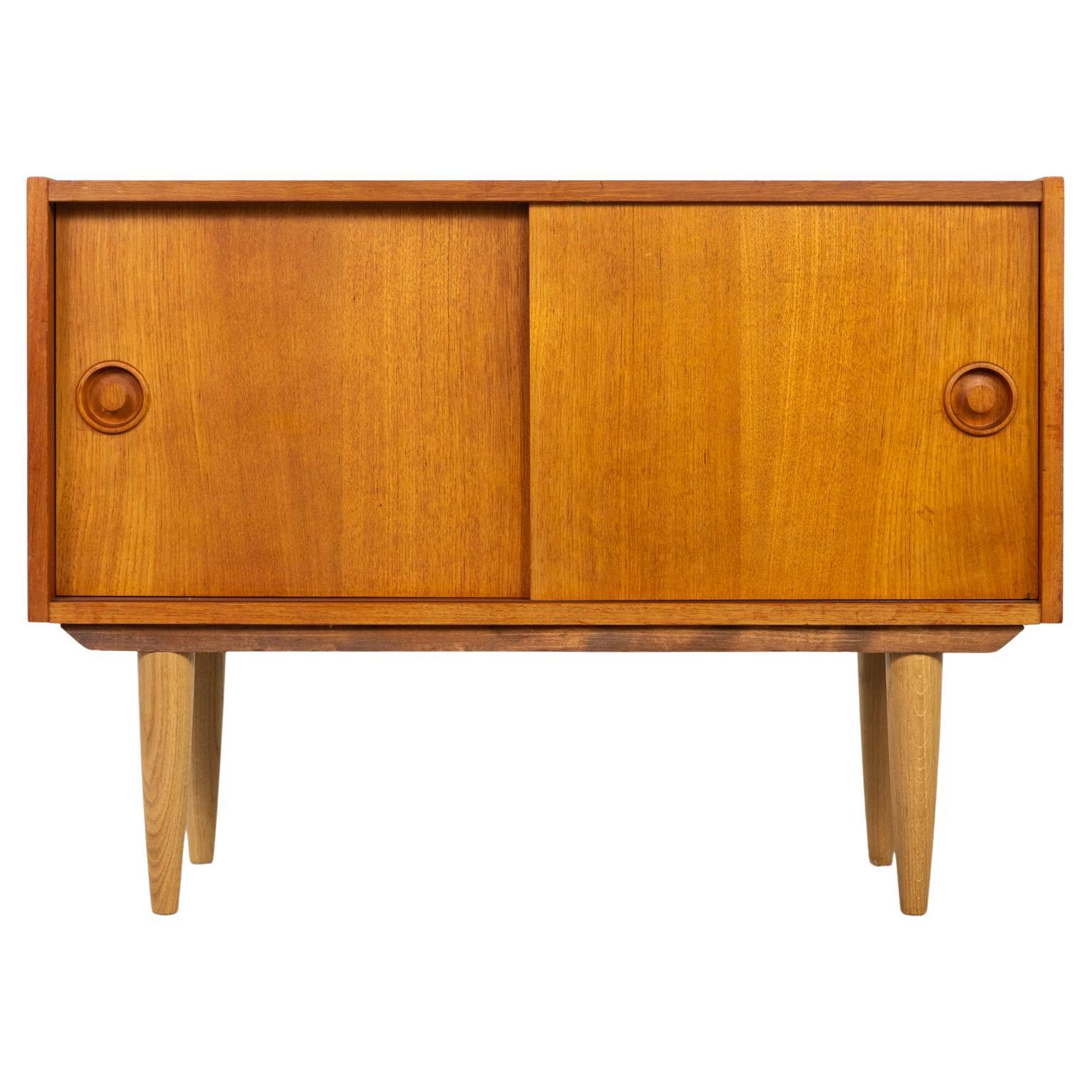Armoire danoise à portes coulissantes en teck moderne du milieu du siècle en vente