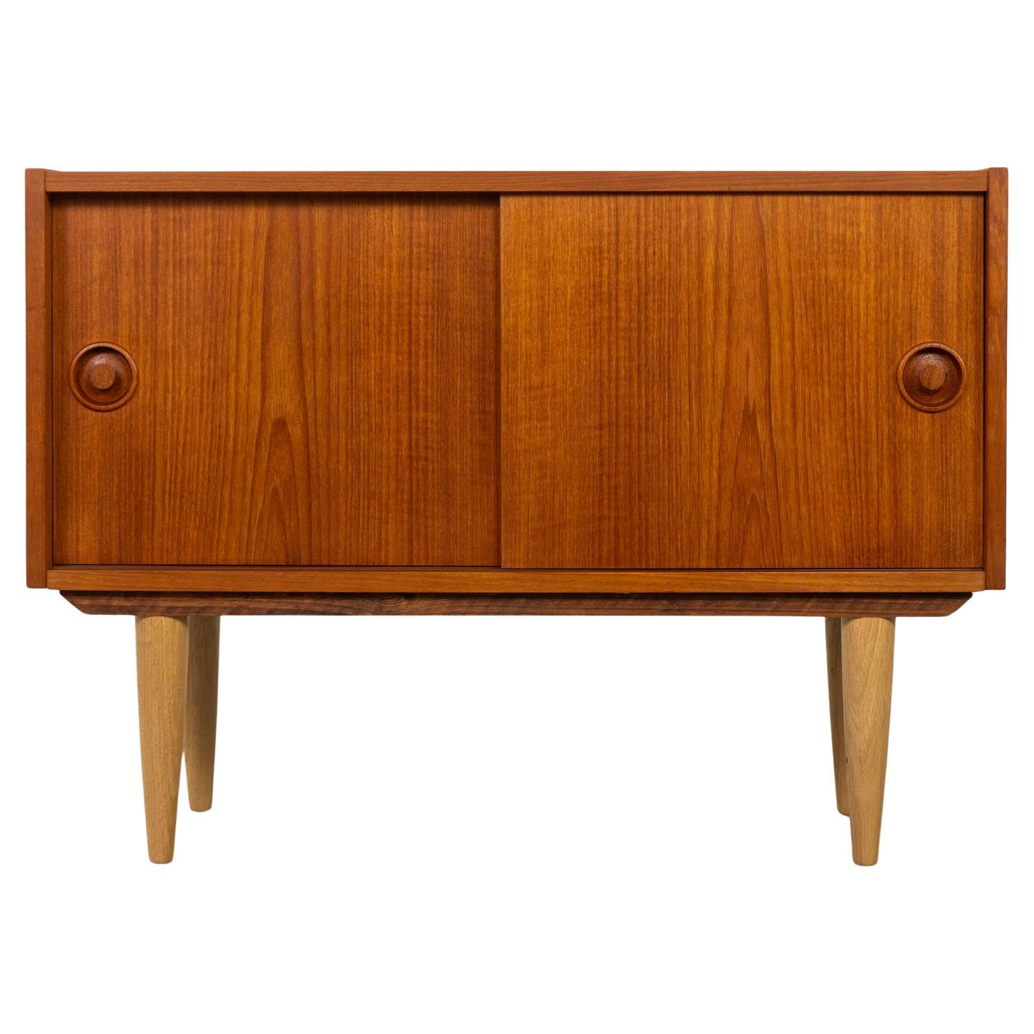 Armoire danoise à portes coulissantes en teck moderne du milieu du siècle
