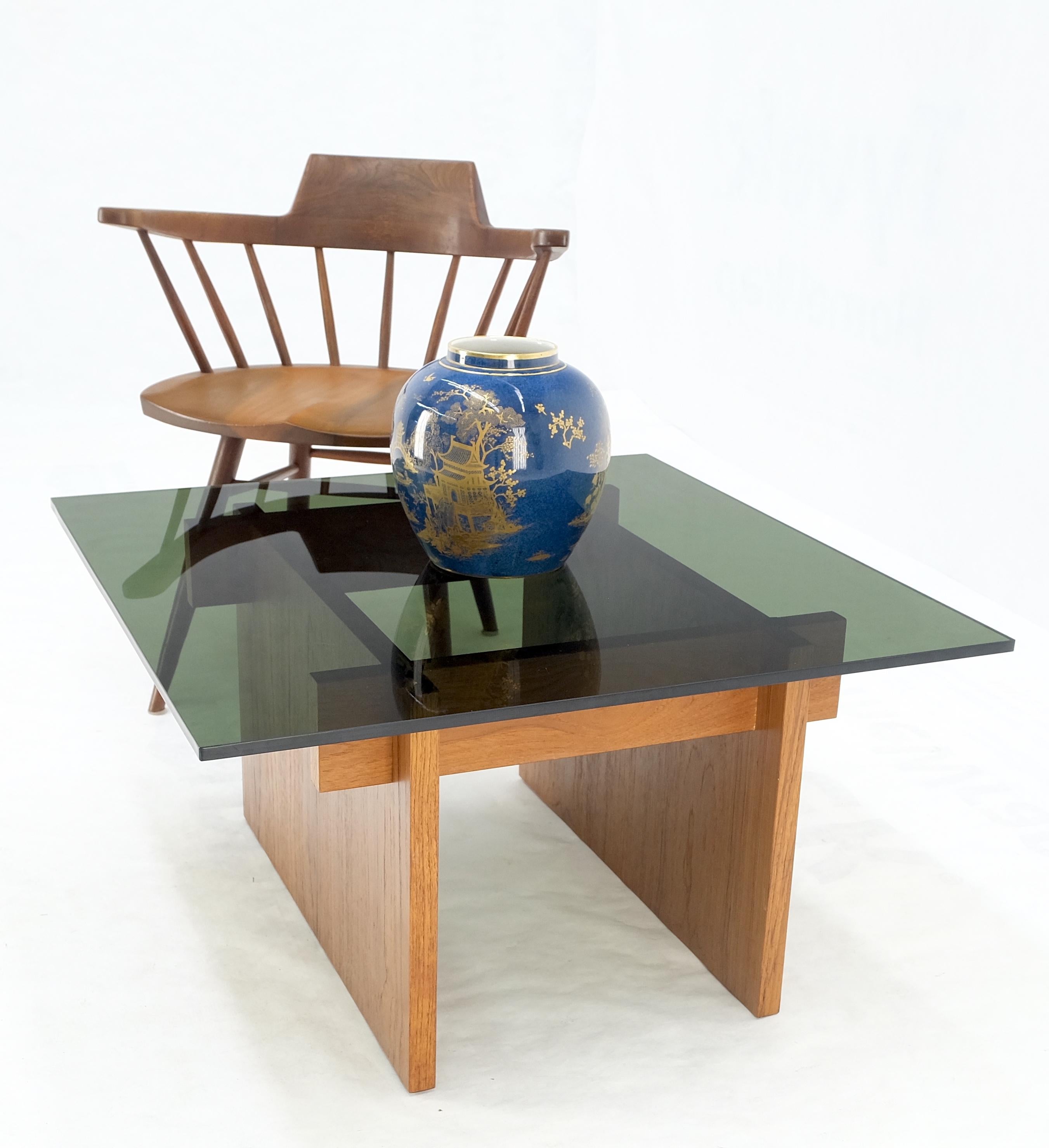 Mid-Century Modern Table basse carrée danoise moderne du milieu du siècle en teck et verre fumé MINT ! en vente
