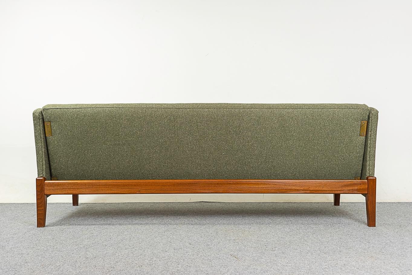 Dänisches Mid-Century Modern-Sofabett aus Teakholz 4