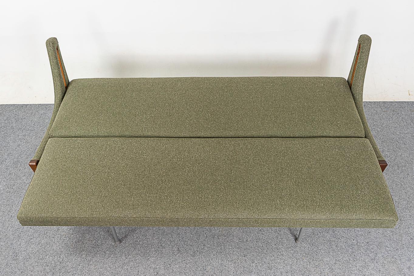 Dänisches Mid-Century Modern-Sofabett aus Teakholz 9