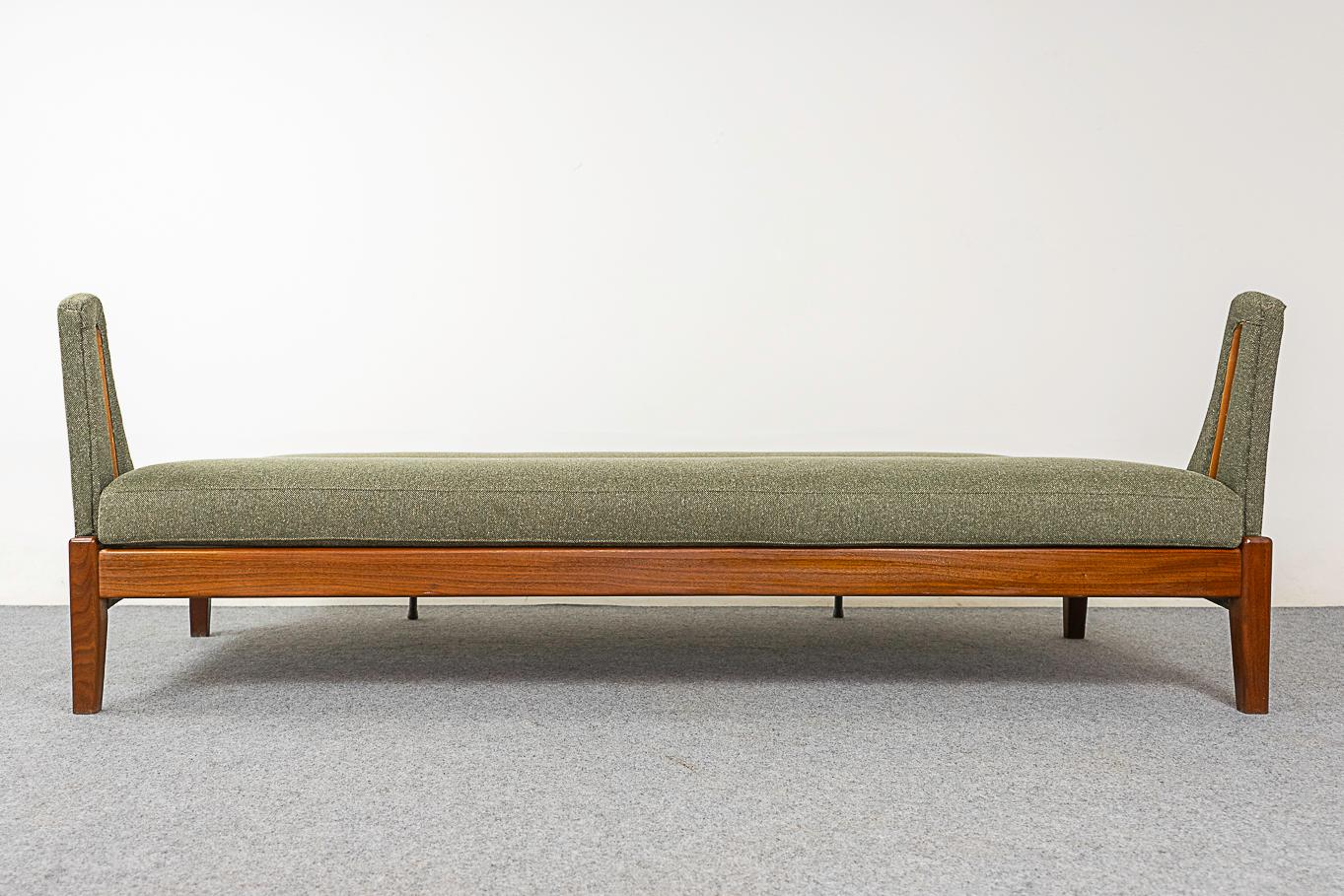 Dänisches Mid-Century Modern-Sofabett aus Teakholz 10