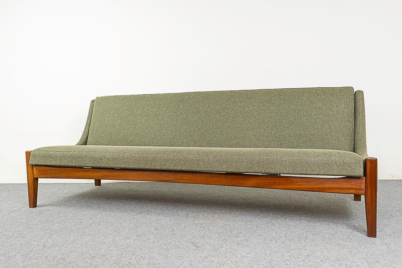 Dänisches Mid-Century Modern-Sofabett aus Teakholz 1