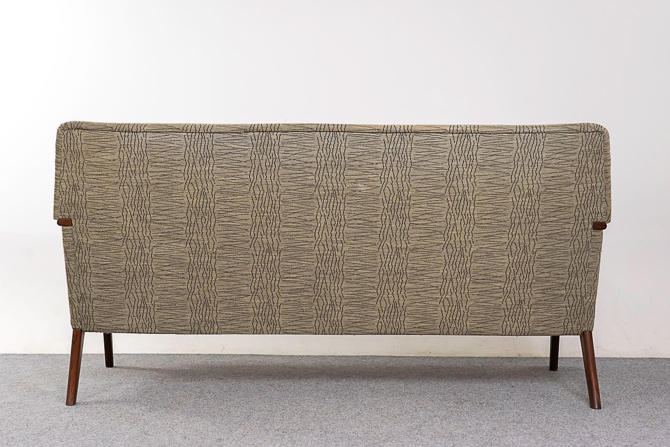 Dänisches Mid-Century Modern-Sofa aus Teakholz im Angebot 5