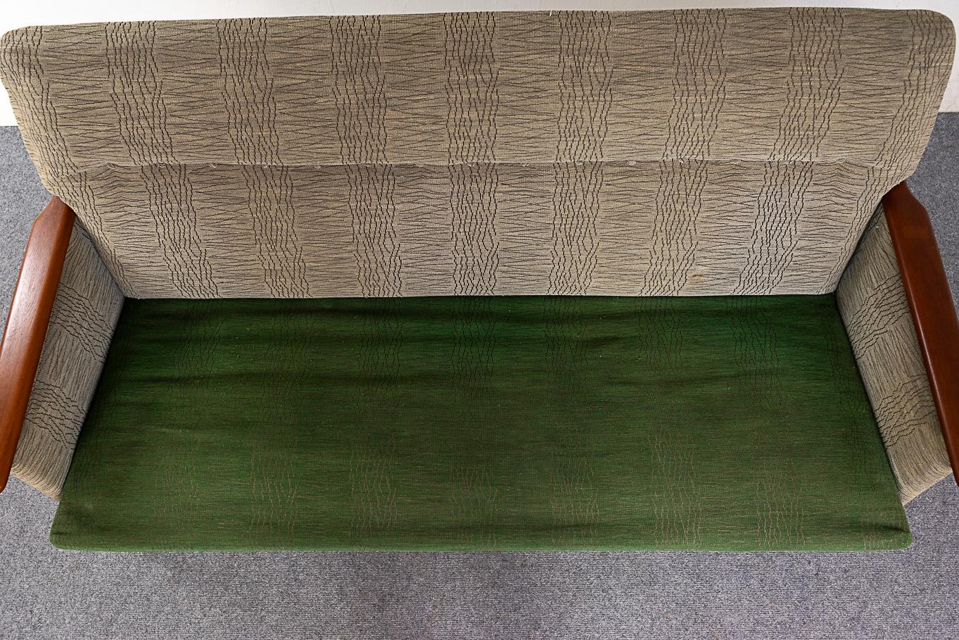 Dänisches Mid-Century Modern-Sofa aus Teakholz im Zustand „Gut“ im Angebot in VANCOUVER, CA