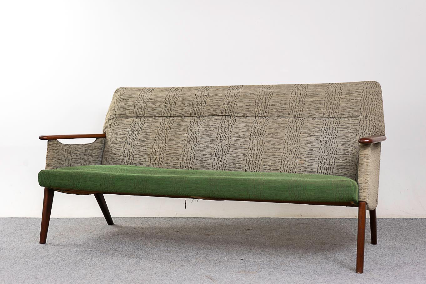 Dänisches Mid-Century Modern-Sofa aus Teakholz im Angebot 1