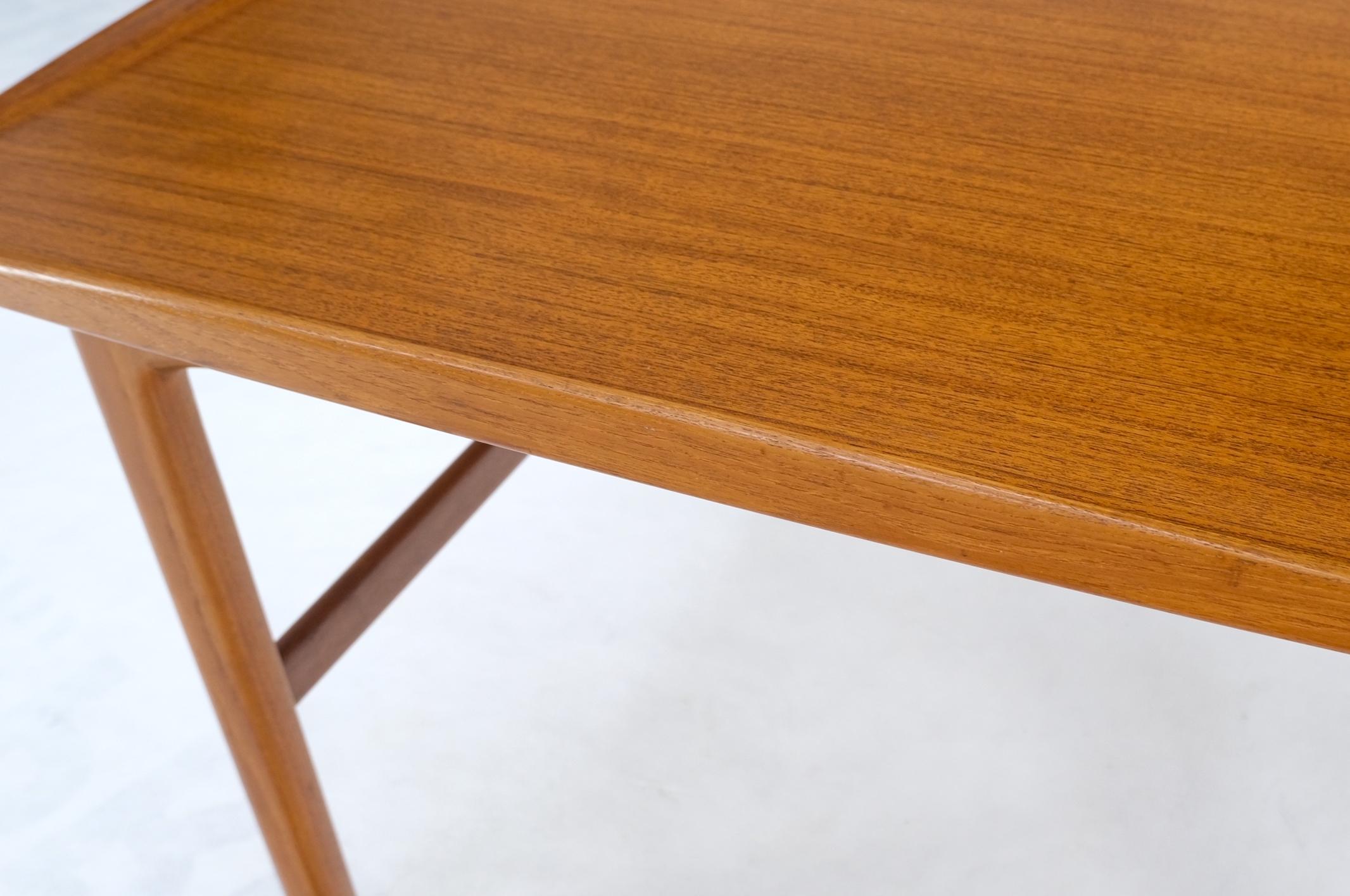 Dänischer Mid-Century Modern-Couchtisch aus Teakholz mit quadratischen gerollten Kanten, MINT! (Moderne der Mitte des Jahrhunderts) im Angebot