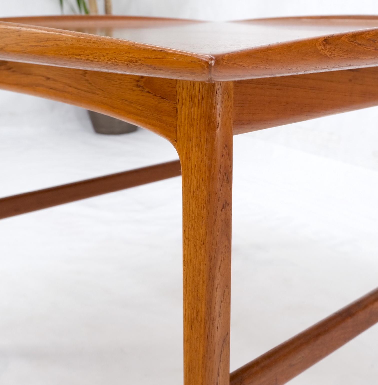 Dänischer Mid-Century Modern-Couchtisch aus Teakholz mit quadratischen gerollten Kanten, MINT! (Lackiert) im Angebot