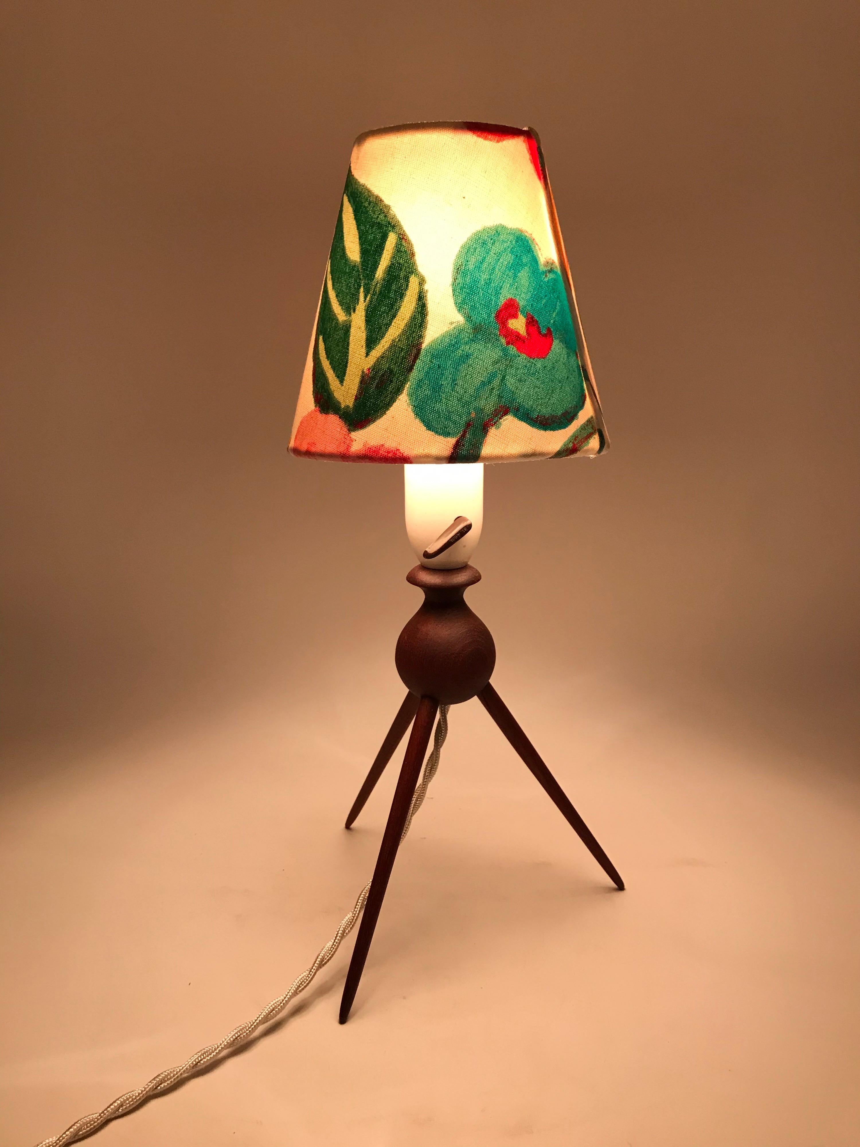 Danish Mid-Century Modern teak table lamp with a beautiful limited edition lampshade from ArtbyMaj.
This solid teak lamp sits on 3 turned legs.
It still has the original Bakelite bulb holder and is rewired.
A plug can be fitted for the Eu or US