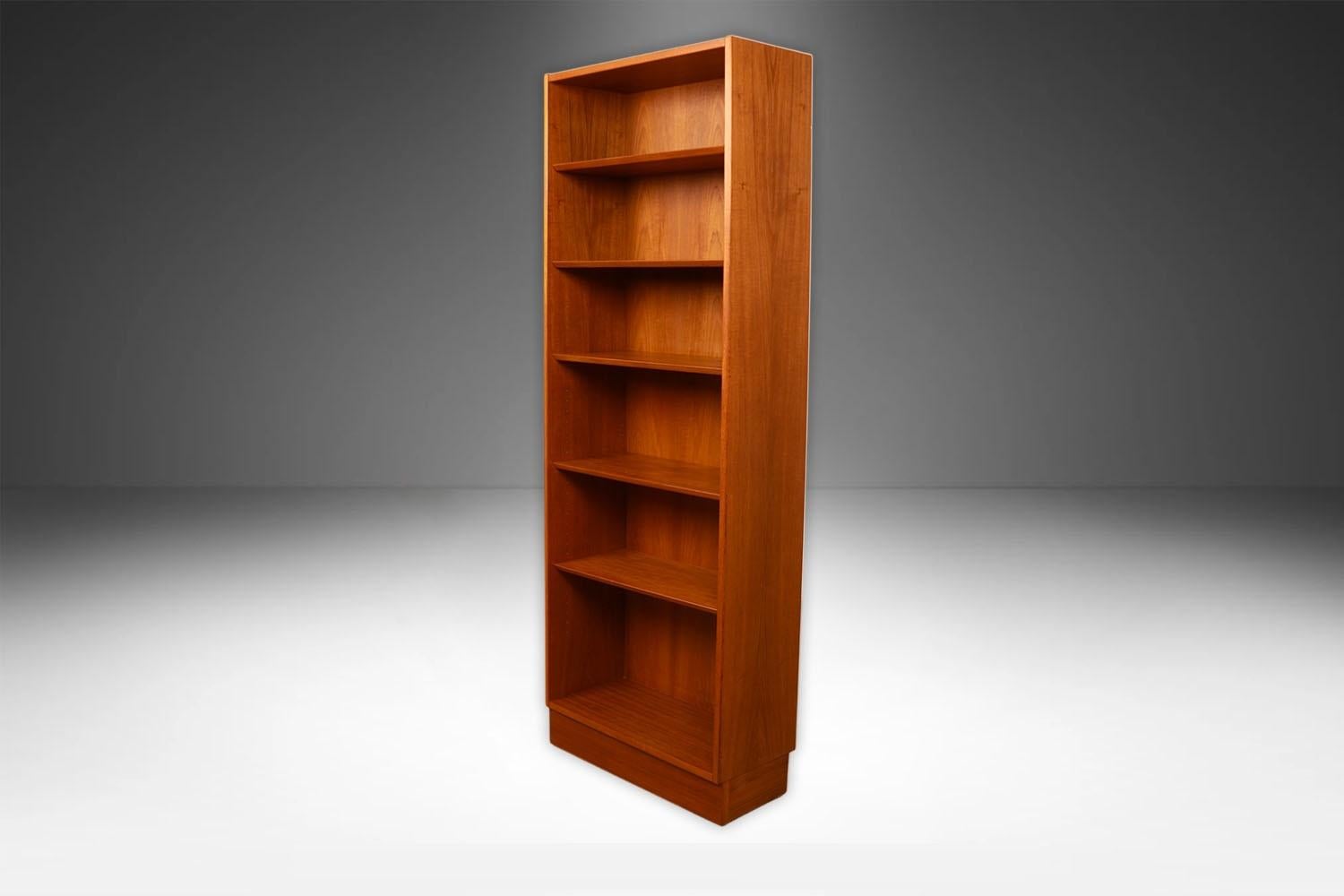 Ein außergewöhnliches hohes Bücherregal aus Teakholz. Wunderschönes Mid-Century Modernes Teakholz-Bücherregal / Hochregal von Poul Hundevad aus Dänemark. Wunderschönes, minimalistisches, klares, geradliniges Design mit 4 verstellbaren Einlegeböden