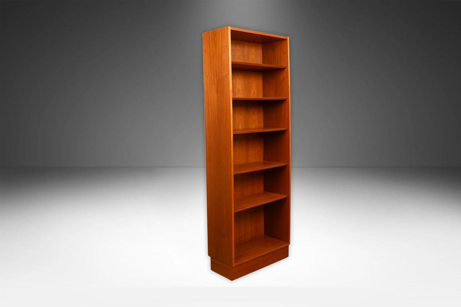Dänisches Mid Century Modernes Teakholz Hochregal Poul Hundevad (Moderne der Mitte des Jahrhunderts) im Angebot
