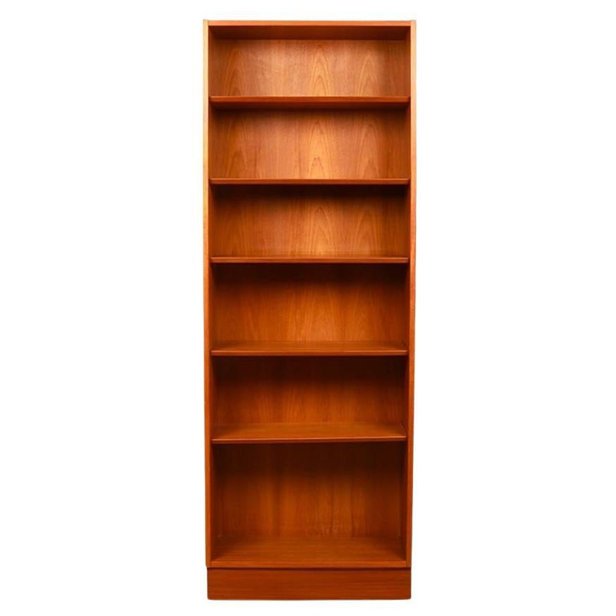 Librería alta danesa de teca moderna de mediados de siglo Poul Hundevad